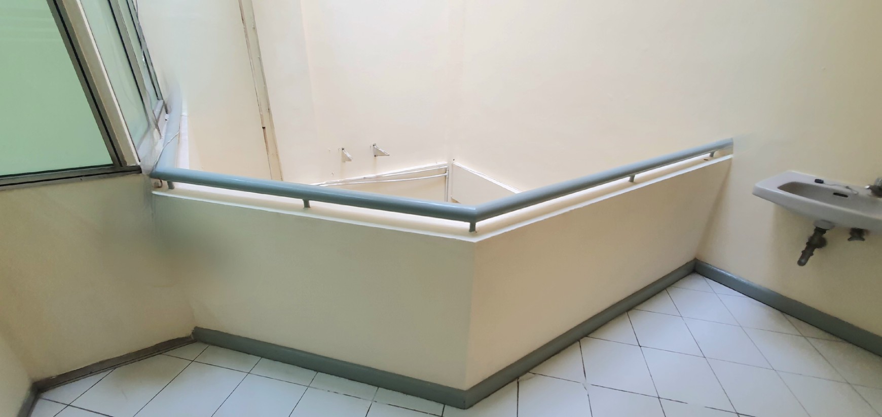 Ruko Gading Kirana Timur, Kelapa Gading. Zona komersial. Rapih, bersih, sudah direnovasi dan cat ulang. Siap pakai