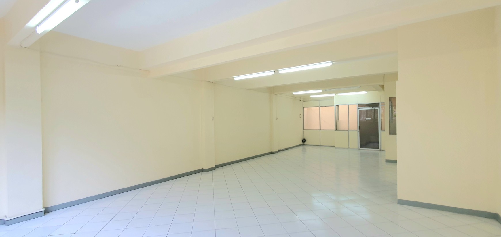 Ruko Gading Kirana Timur, Kelapa Gading. Zona komersial. Rapih, bersih, sudah direnovasi dan cat ulang. Siap pakai