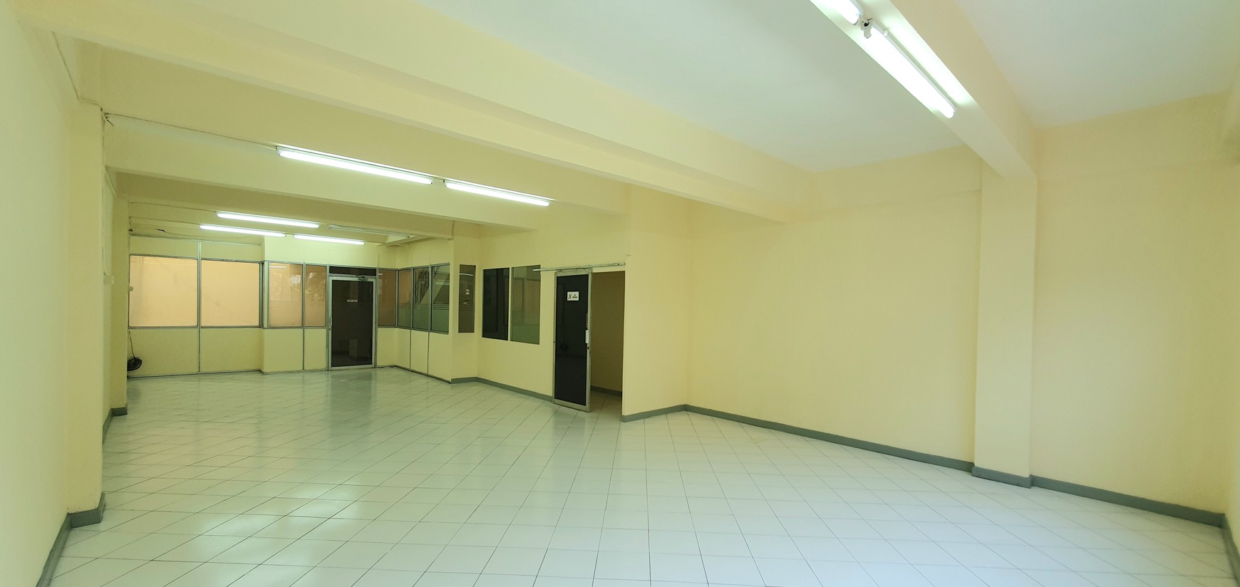 Ruko Gading Kirana Timur, Kelapa Gading. Zona komersial. Rapih, bersih, sudah direnovasi dan cat ulang. Siap pakai