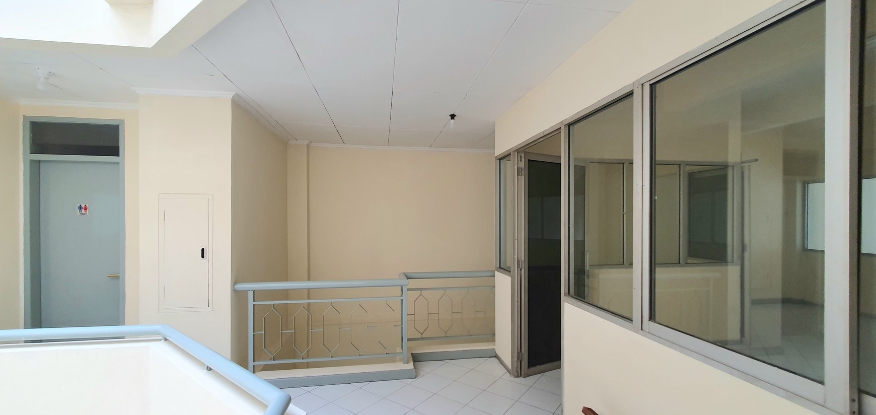 Ruko Gading Kirana Timur, Kelapa Gading. Zona komersial. Rapih, bersih, sudah direnovasi dan cat ulang. Siap pakai