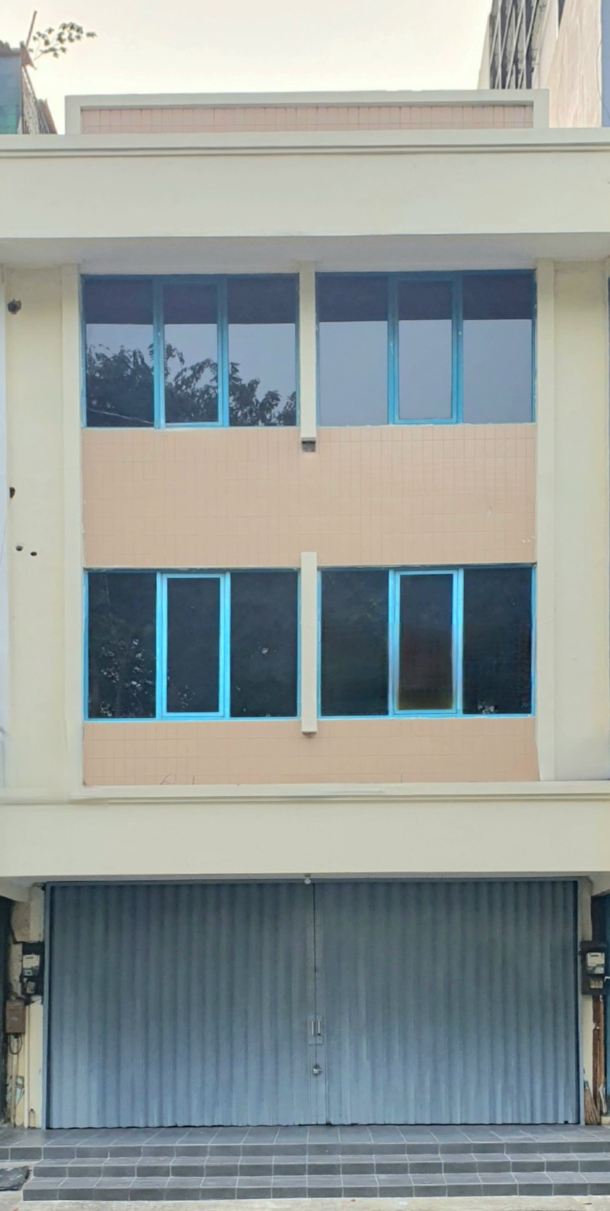 Ruko Gading Kirana Timur, Kelapa Gading. Zona komersial. Rapih, bersih, sudah direnovasi dan cat ulang. Siap pakai