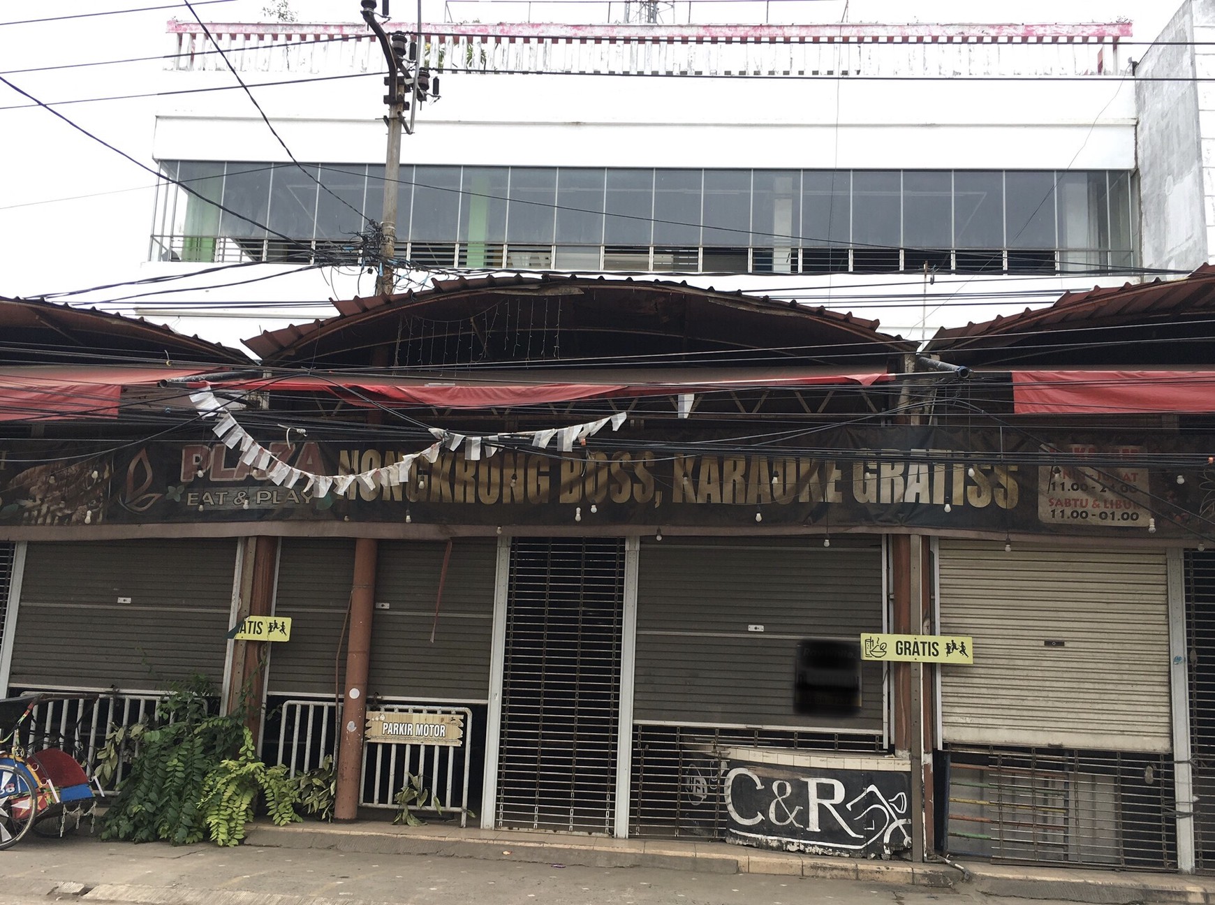 GEDUNG 4 LANTAI DI SALEMBARAN