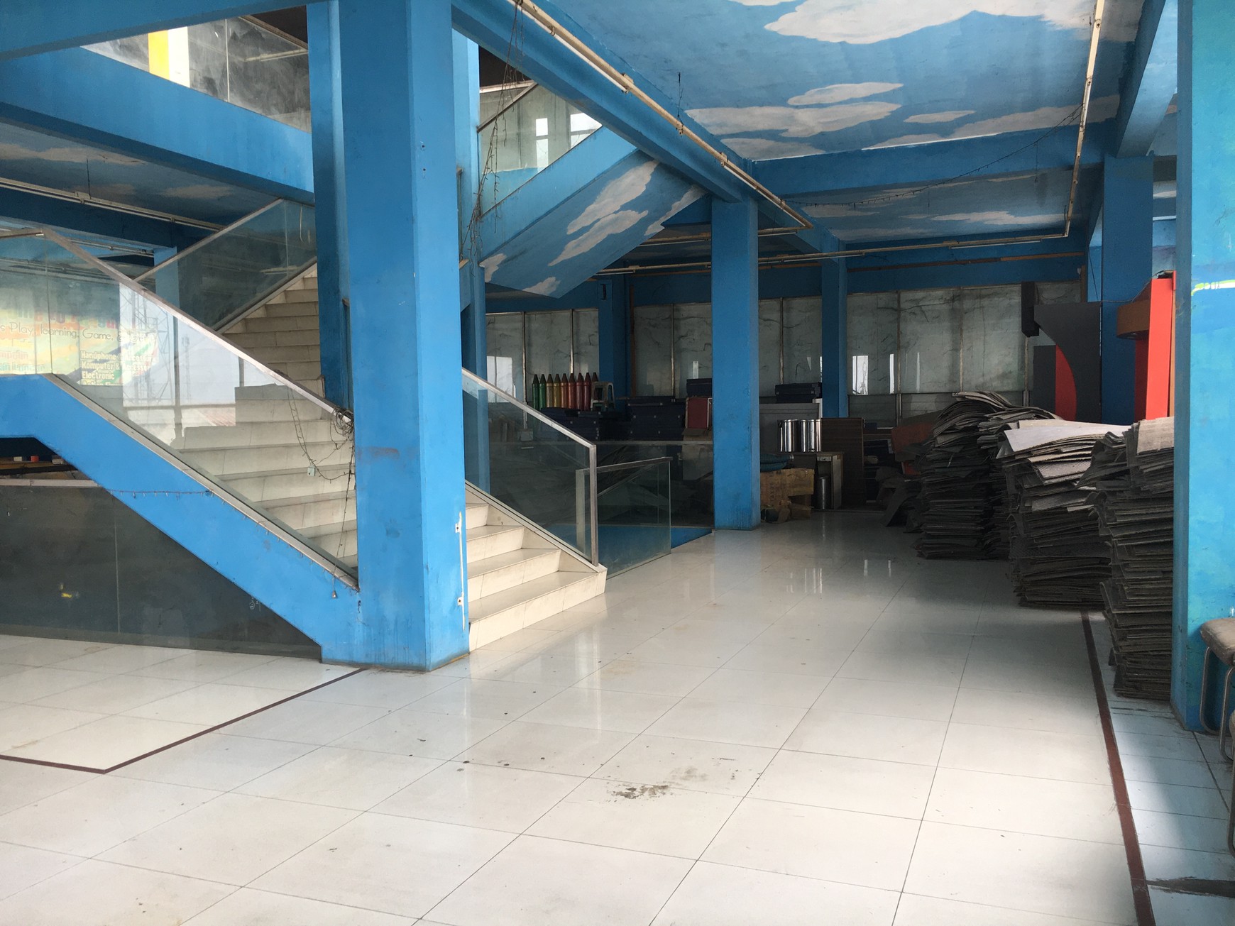 GEDUNG 4 LANTAI DI SALEMBARAN
