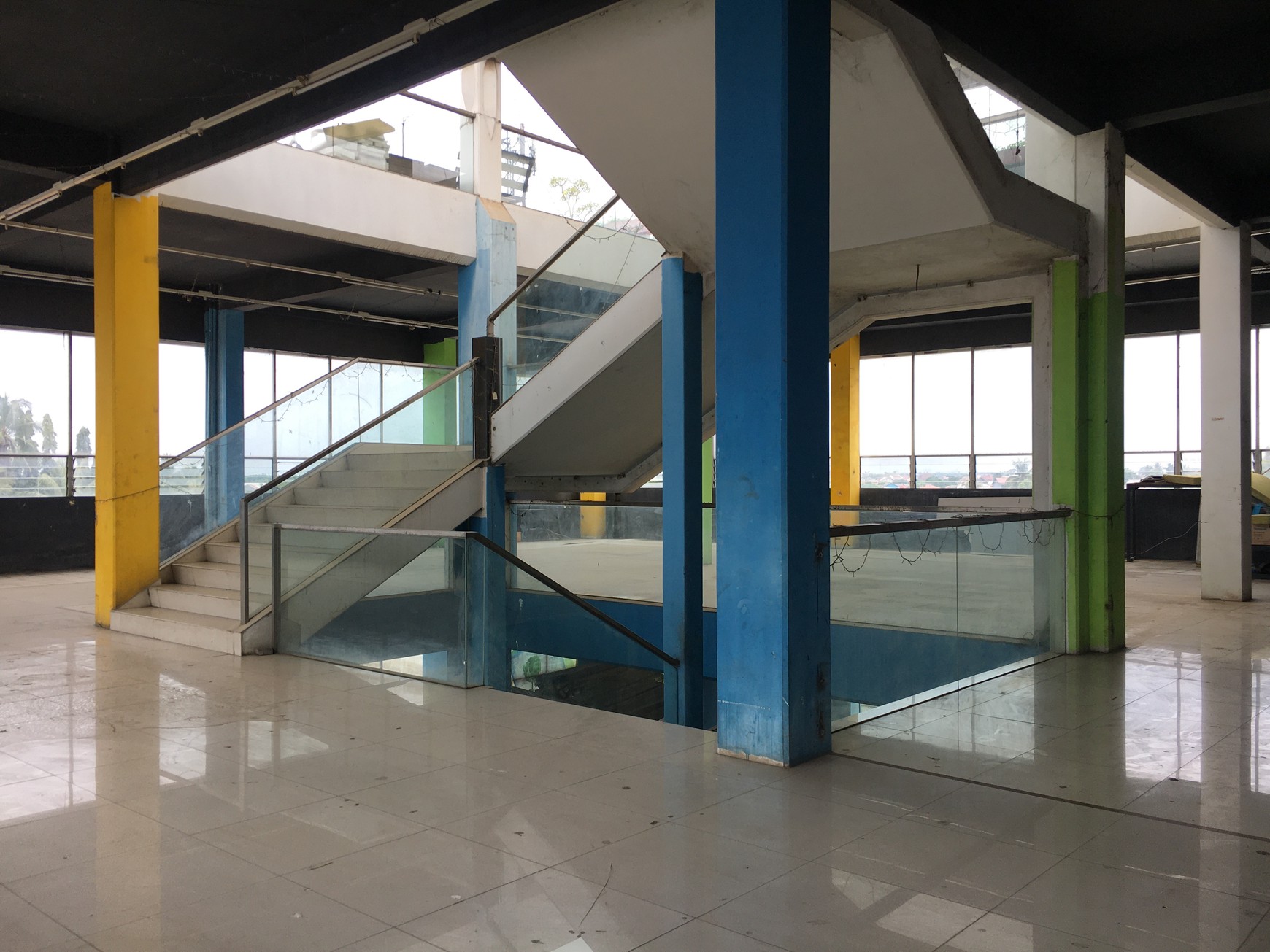 GEDUNG 4 LANTAI DI SALEMBARAN