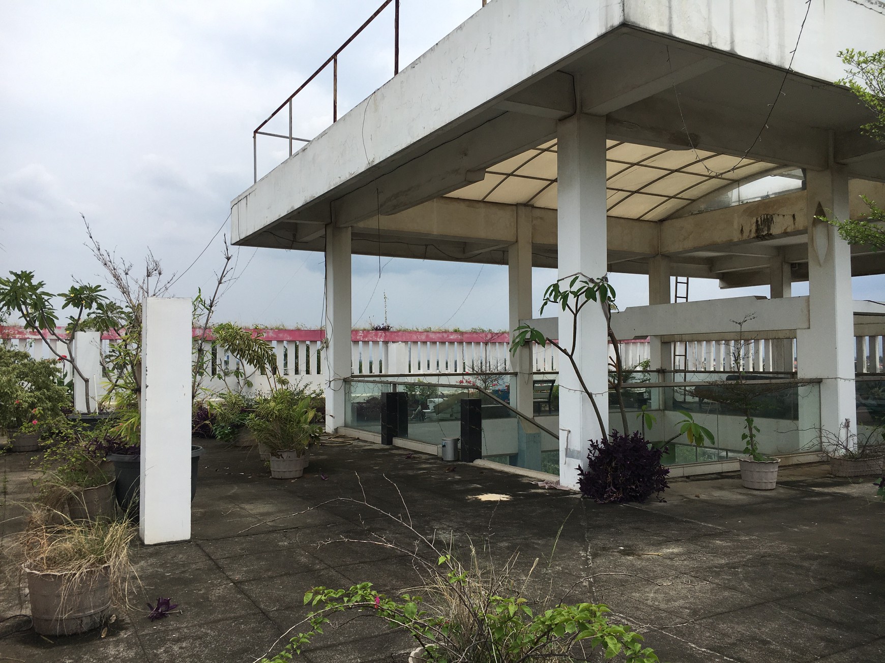GEDUNG 4 LANTAI DI SALEMBARAN