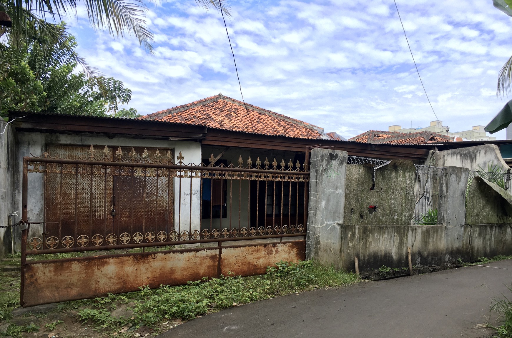 RUMAH TUA DI CIPUTAT