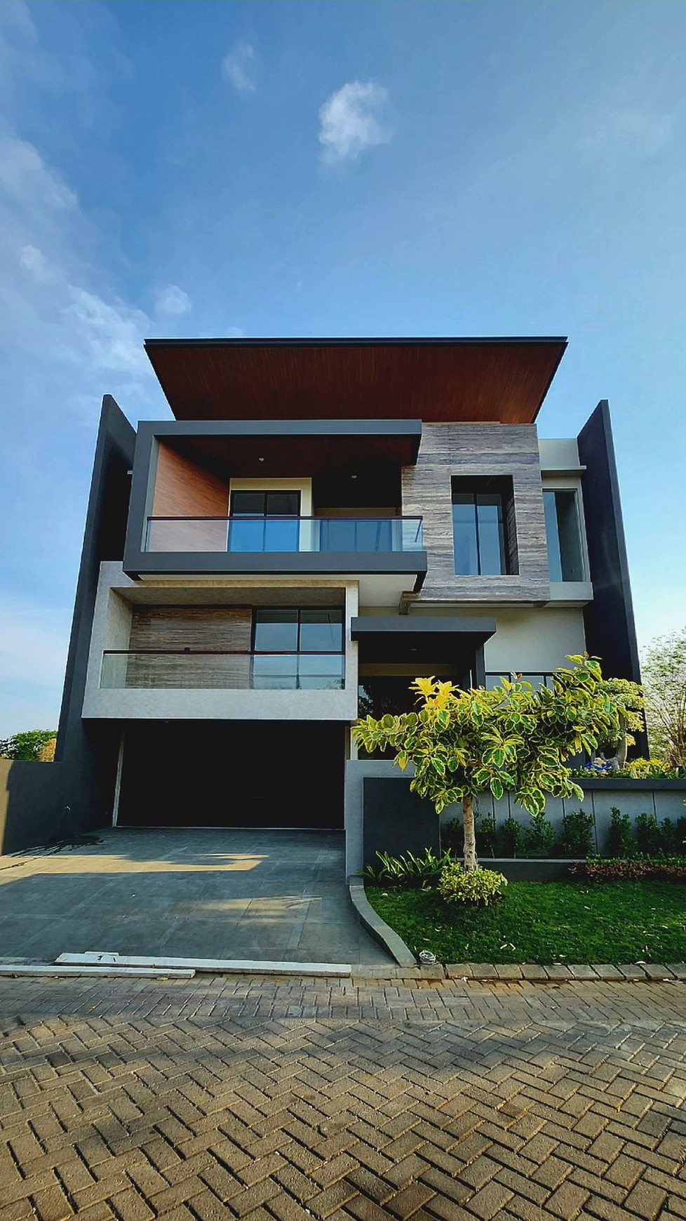 Dijual Rumah Luxury SMART Home Premium Split Level Desain Pakuwon Indah - Surabaya Barat