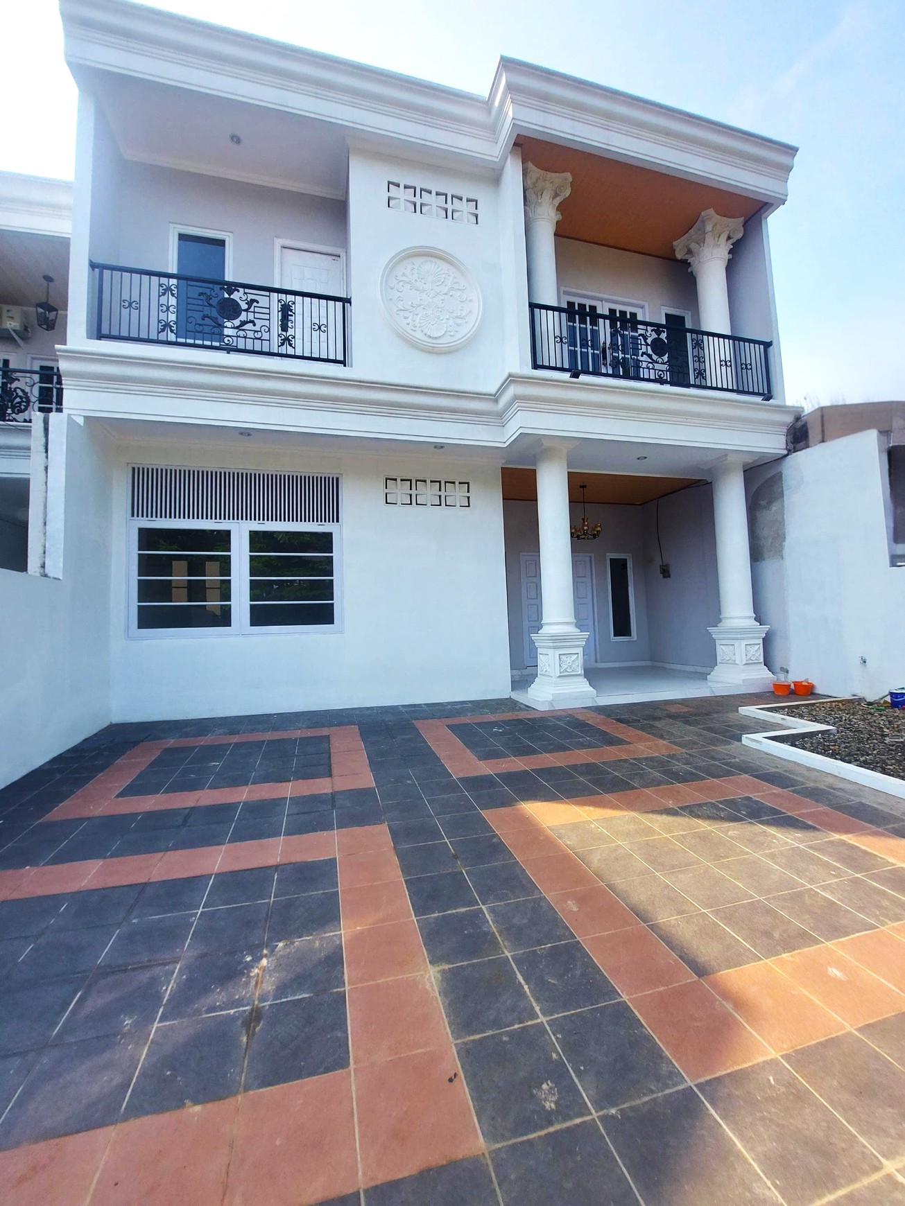 Rumah Brand New Siap Huni dengan Kolam Renang di Megapolitan Cinere