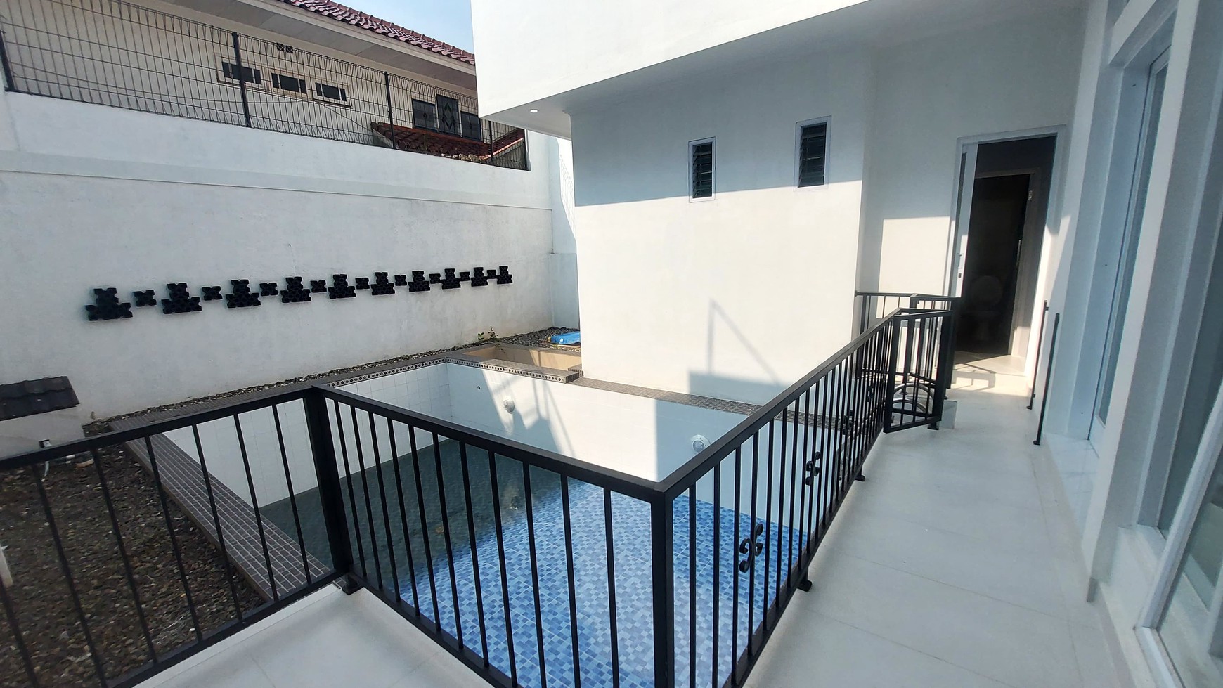 Rumah Brand New Siap Huni dengan Kolam Renang di Megapolitan Cinere