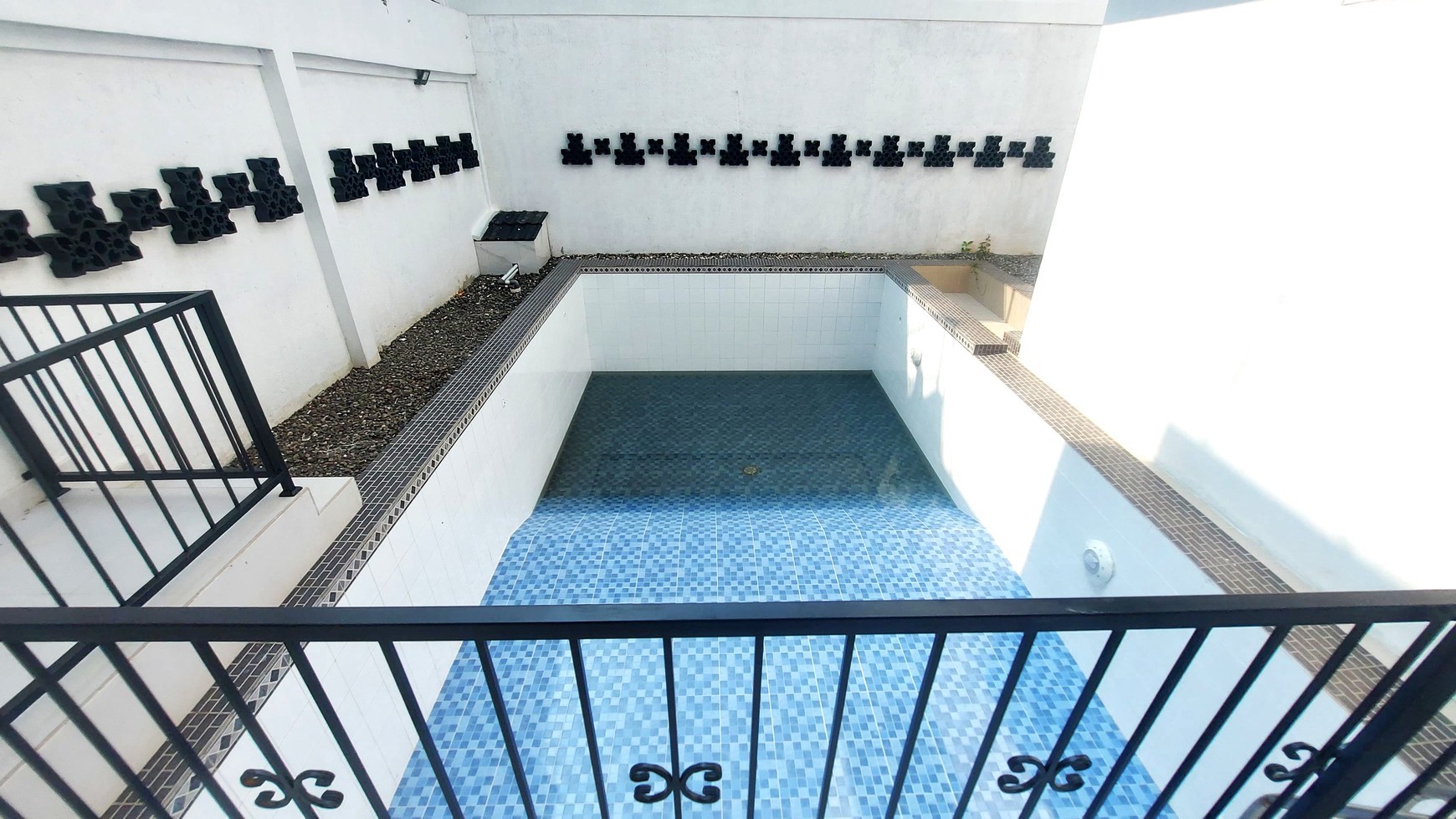 Rumah Brand New Siap Huni dengan Kolam Renang di Megapolitan Cinere