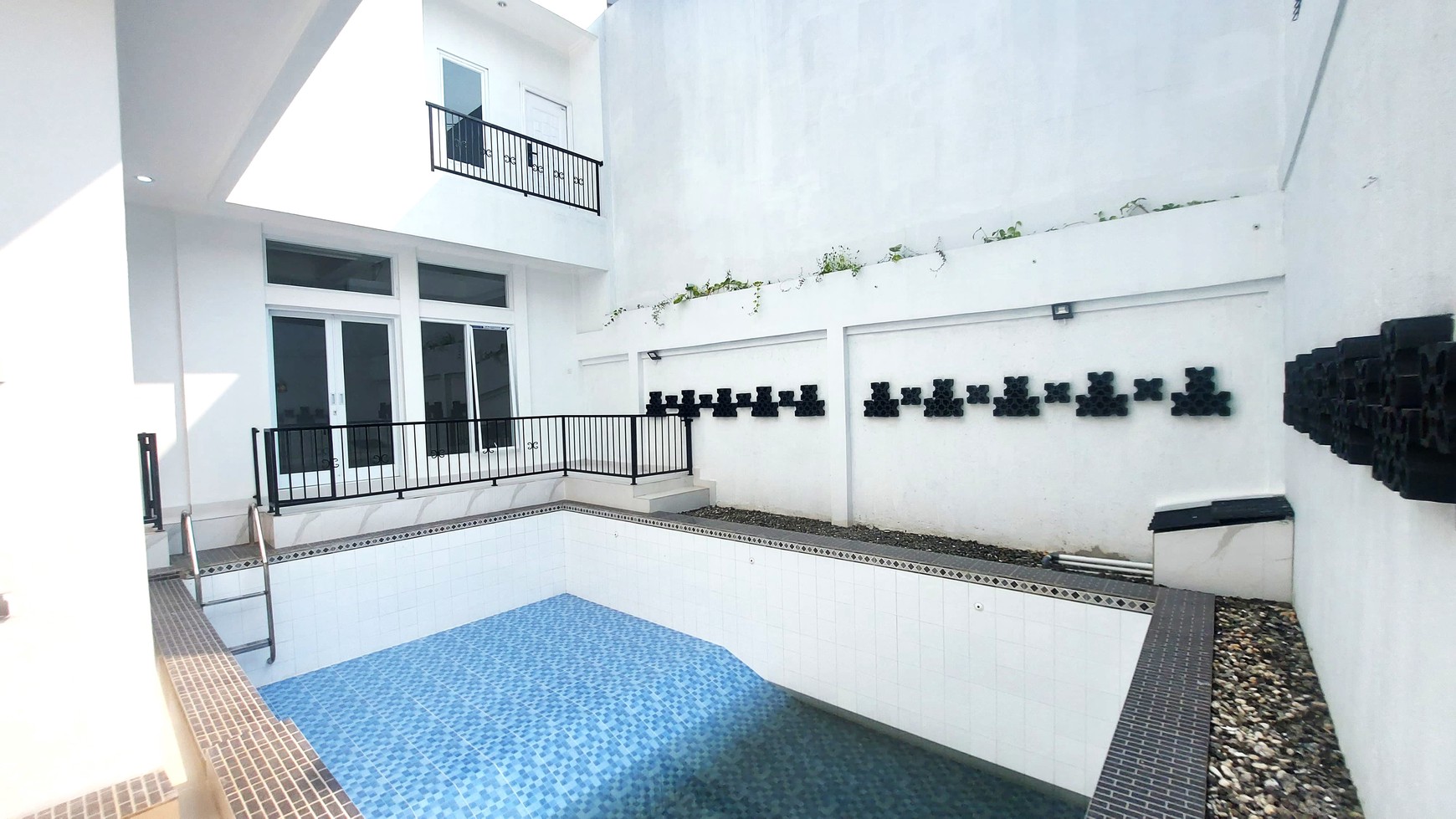 Rumah Brand New Siap Huni dengan Kolam Renang di Megapolitan Cinere