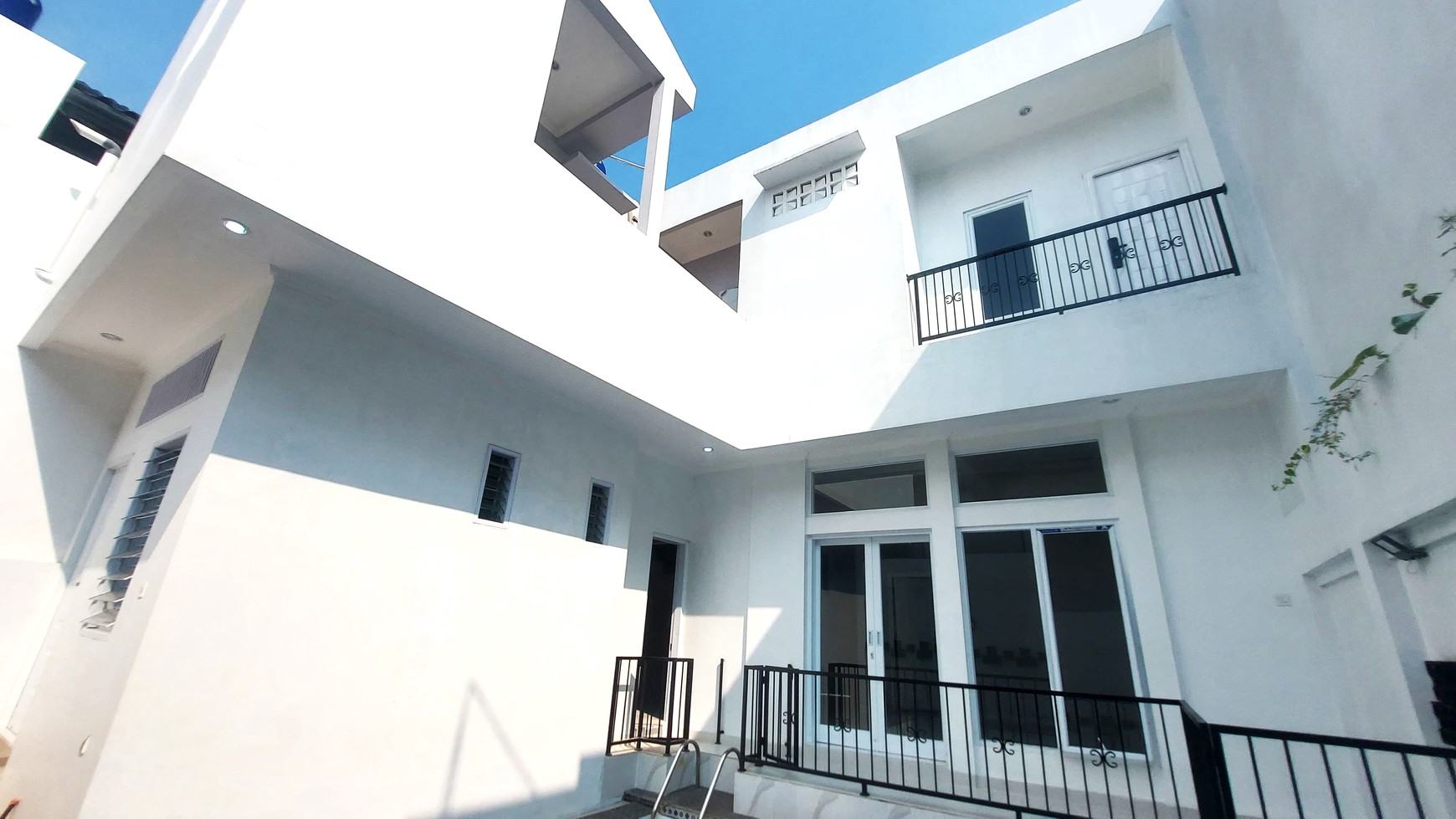 Rumah Brand New Siap Huni dengan Kolam Renang di Megapolitan Cinere