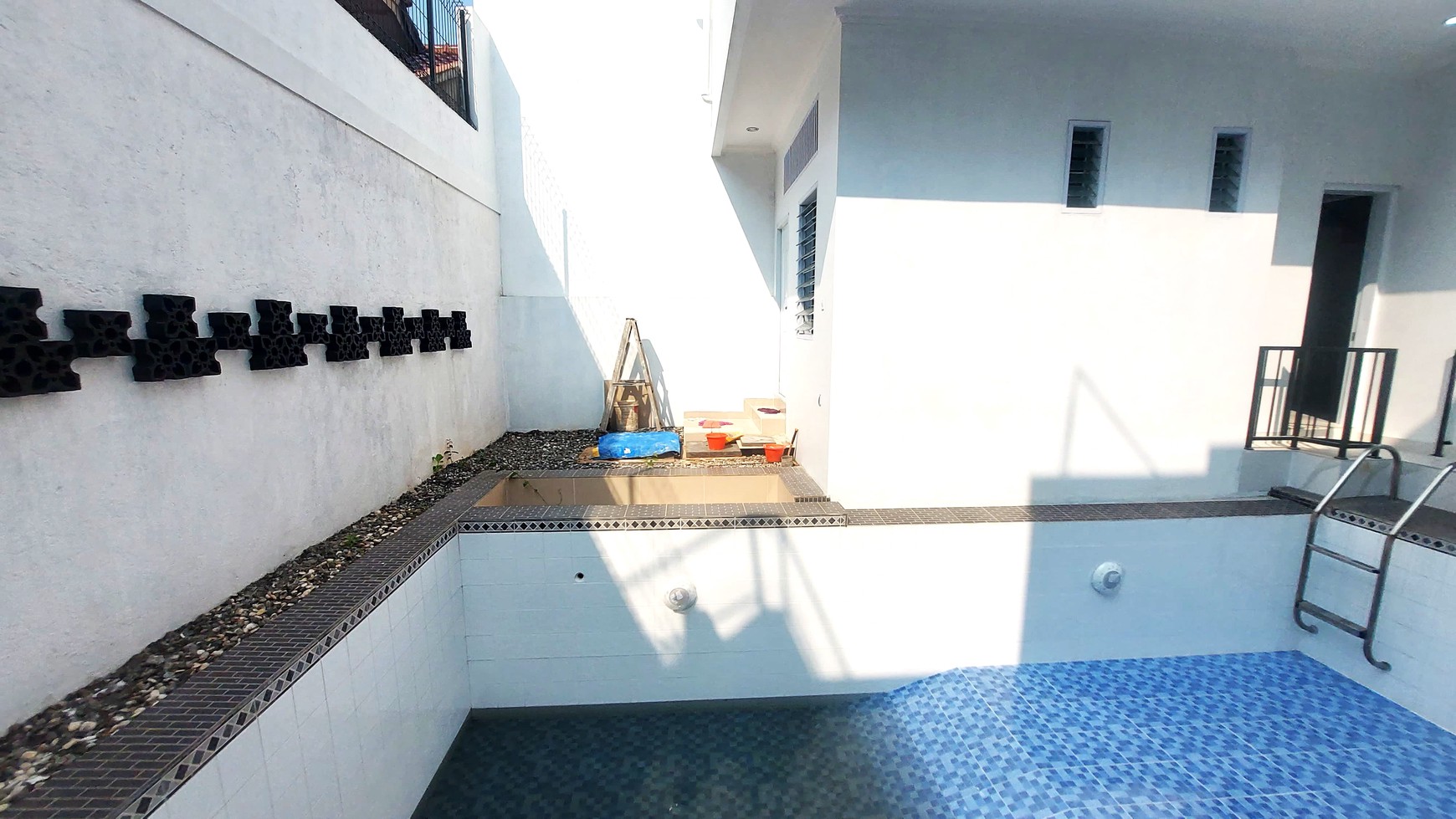Rumah Brand New Siap Huni dengan Kolam Renang di Megapolitan Cinere