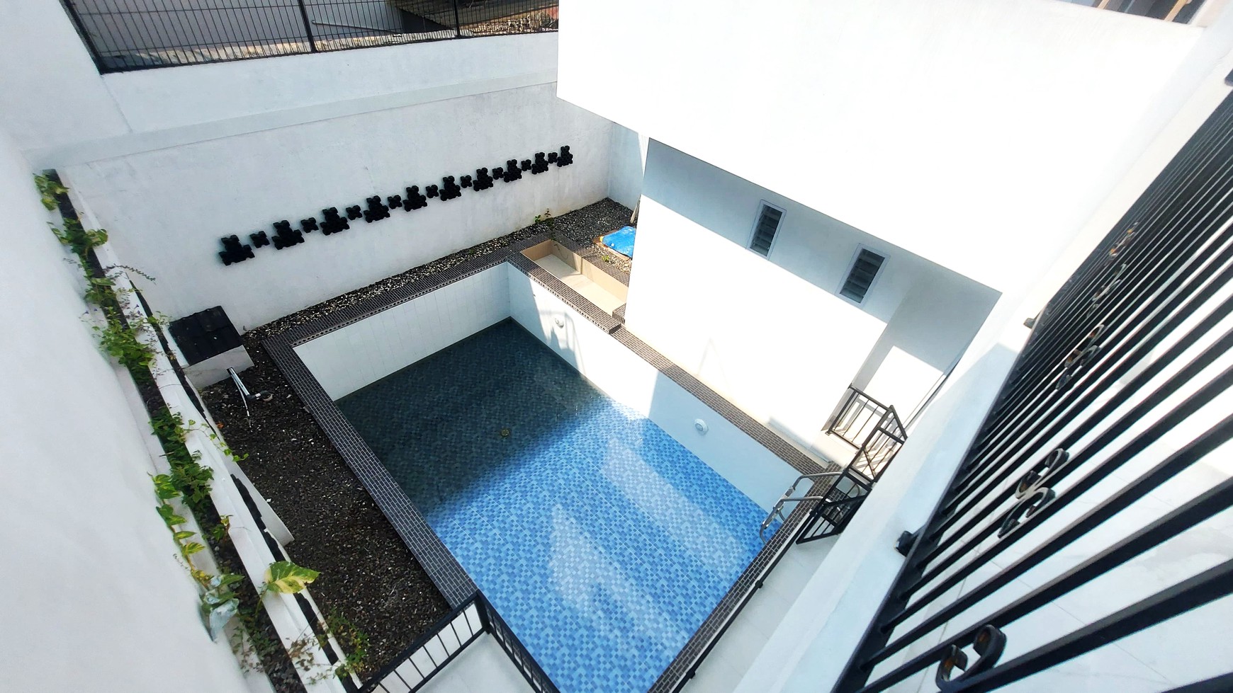 Rumah Brand New Siap Huni dengan Kolam Renang di Megapolitan Cinere