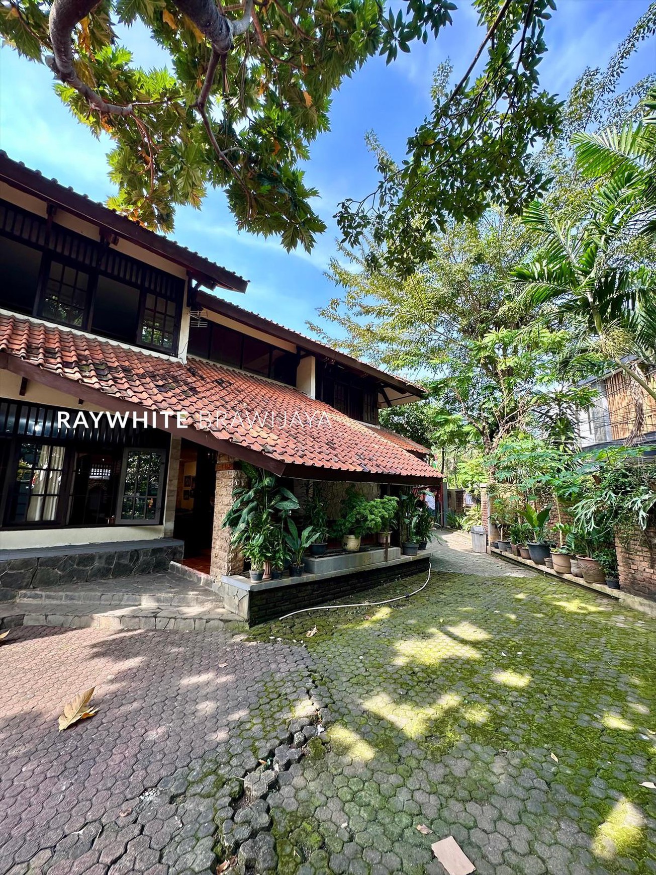 Rumah Bangunan 2 Lantai Lingkungan Tenang Area Kalibata Timur