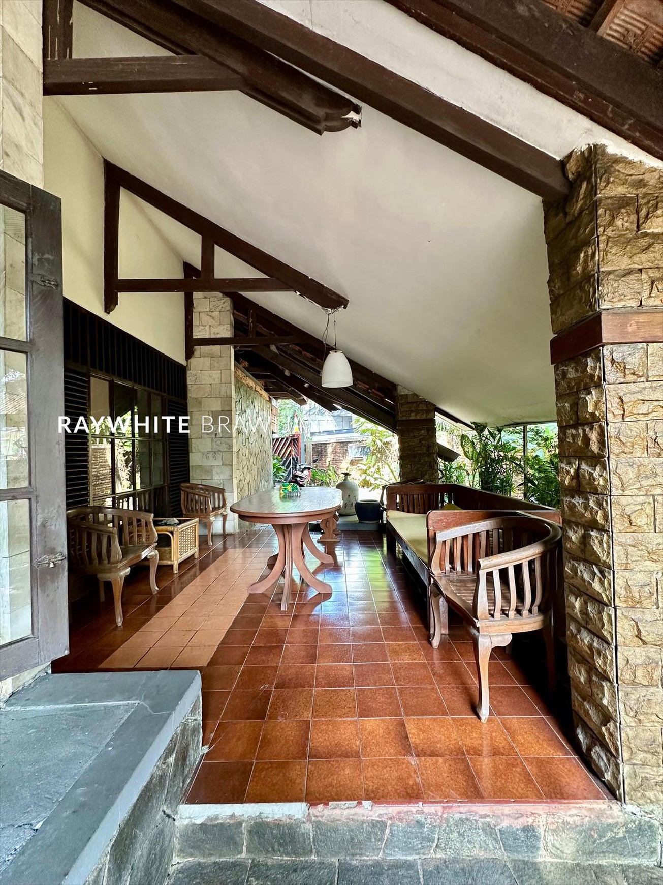 Rumah Bangunan 2 Lantai Lingkungan Tenang Area Kalibata Timur