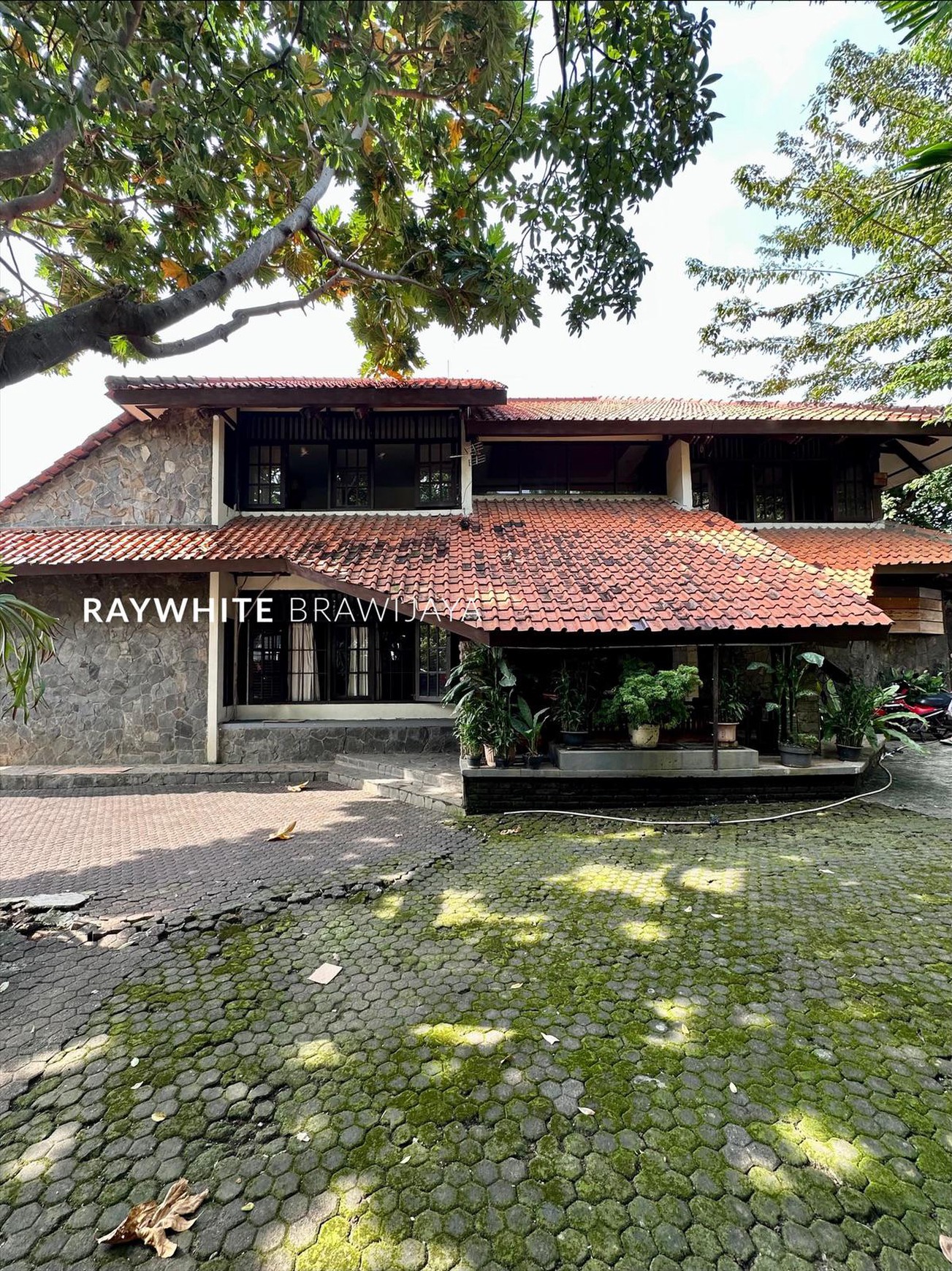 Rumah Bangunan 2 Lantai Lingkungan Tenang Area Kalibata Timur