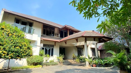 Rumah Mewah Luas Tanah 720 m2 - Lokasi Premium di Cinere, Harga Nego