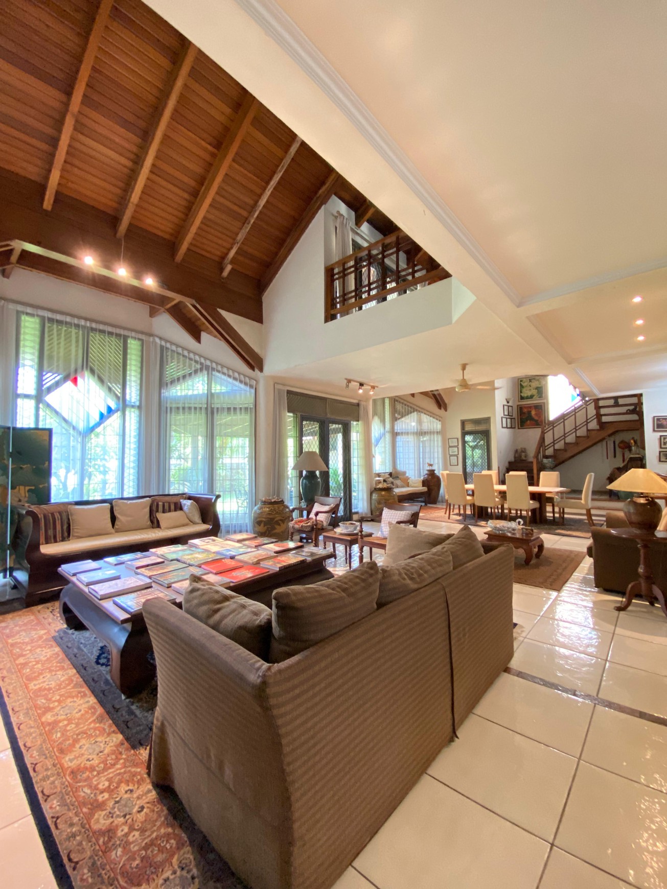 Rumah Mewah Luas Tanah 720 m2 - Lokasi Premium di Cinere, Harga Nego