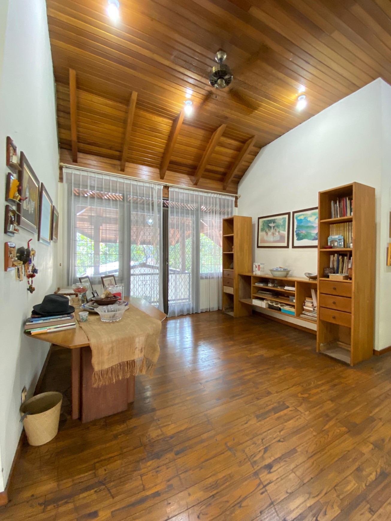 Rumah Mewah Luas Tanah 720 m2 - Lokasi Premium di Cinere, Harga Nego