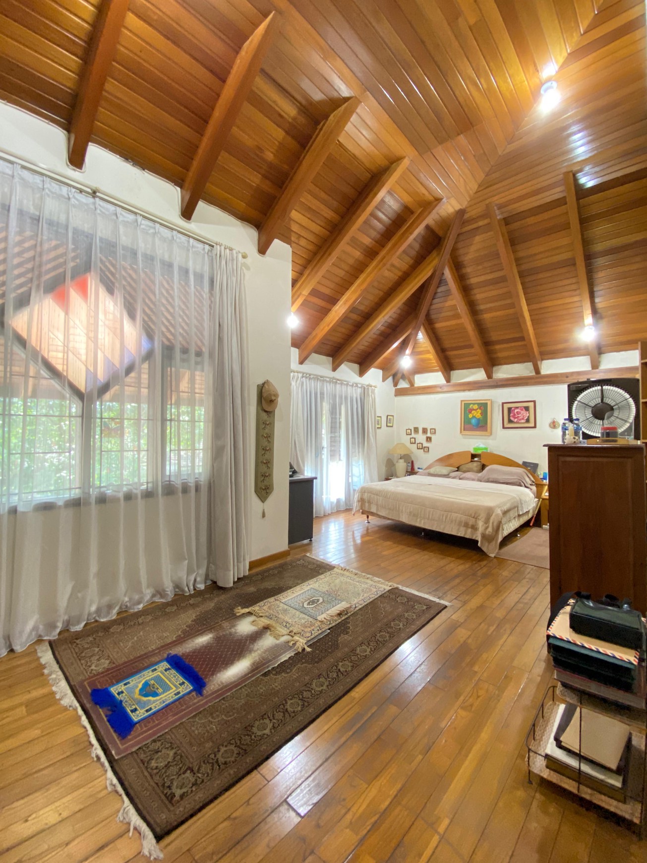 Rumah Mewah Luas Tanah 720 m2 - Lokasi Premium di Cinere, Harga Nego