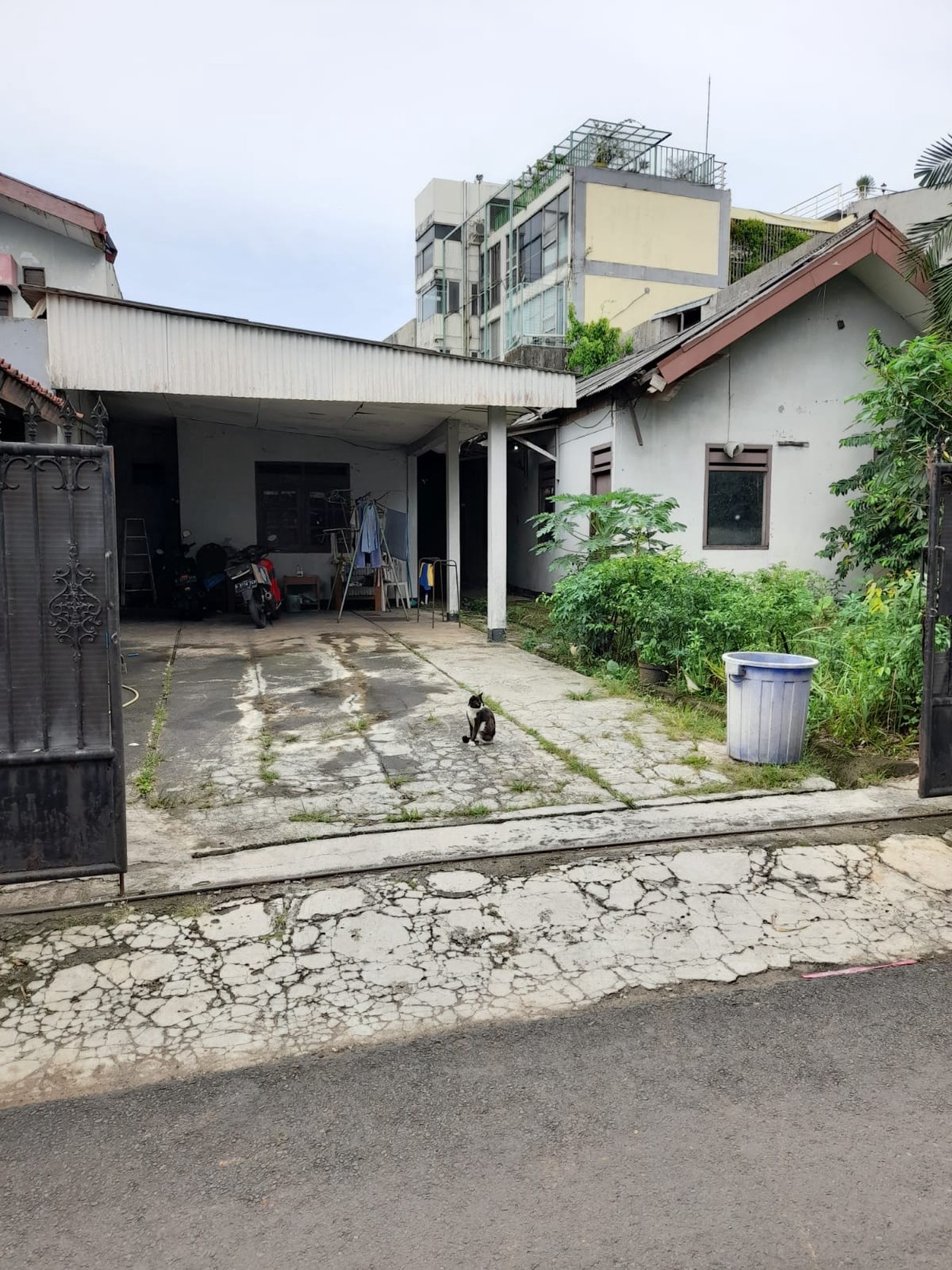 Dijual rmh harga  hitung tanah, Bebas banjir,  depan RS Suyoto , dekat ke pintu tol simatupang, lokasi strategis di Pesanggrahan