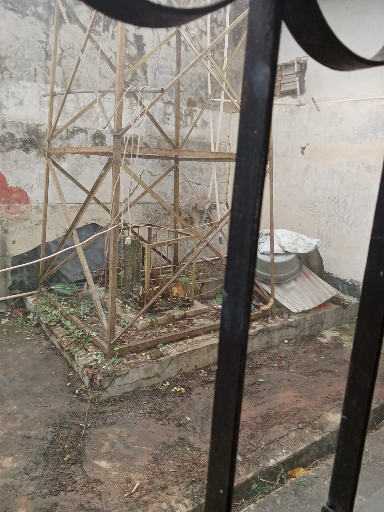 Dijual rmh harga  hitung tanah, Bebas banjir,  depan RS Suyoto , dekat ke pintu tol simatupang, lokasi strategis di Pesanggrahan