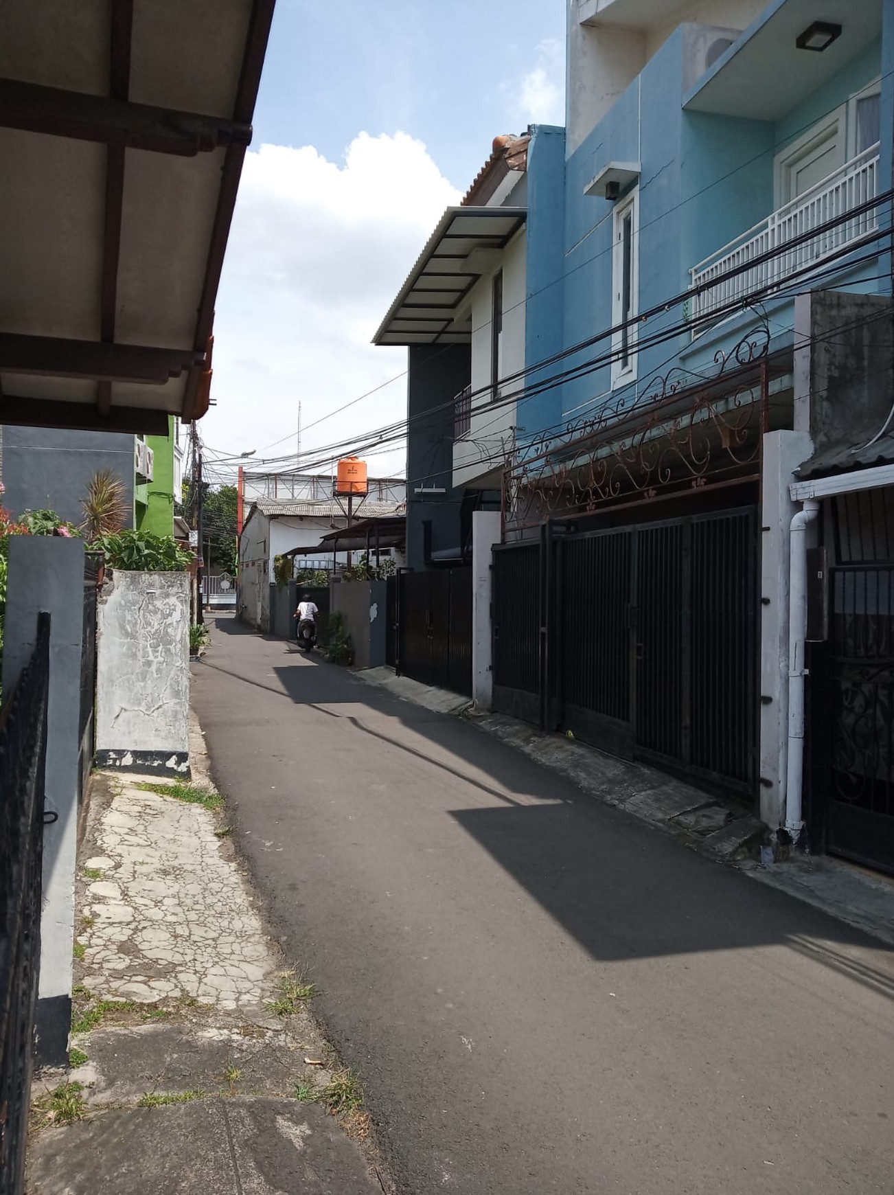Dijual rmh harga  hitung tanah, Bebas banjir,  depan RS Suyoto , dekat ke pintu tol simatupang, lokasi strategis di Pesanggrahan
