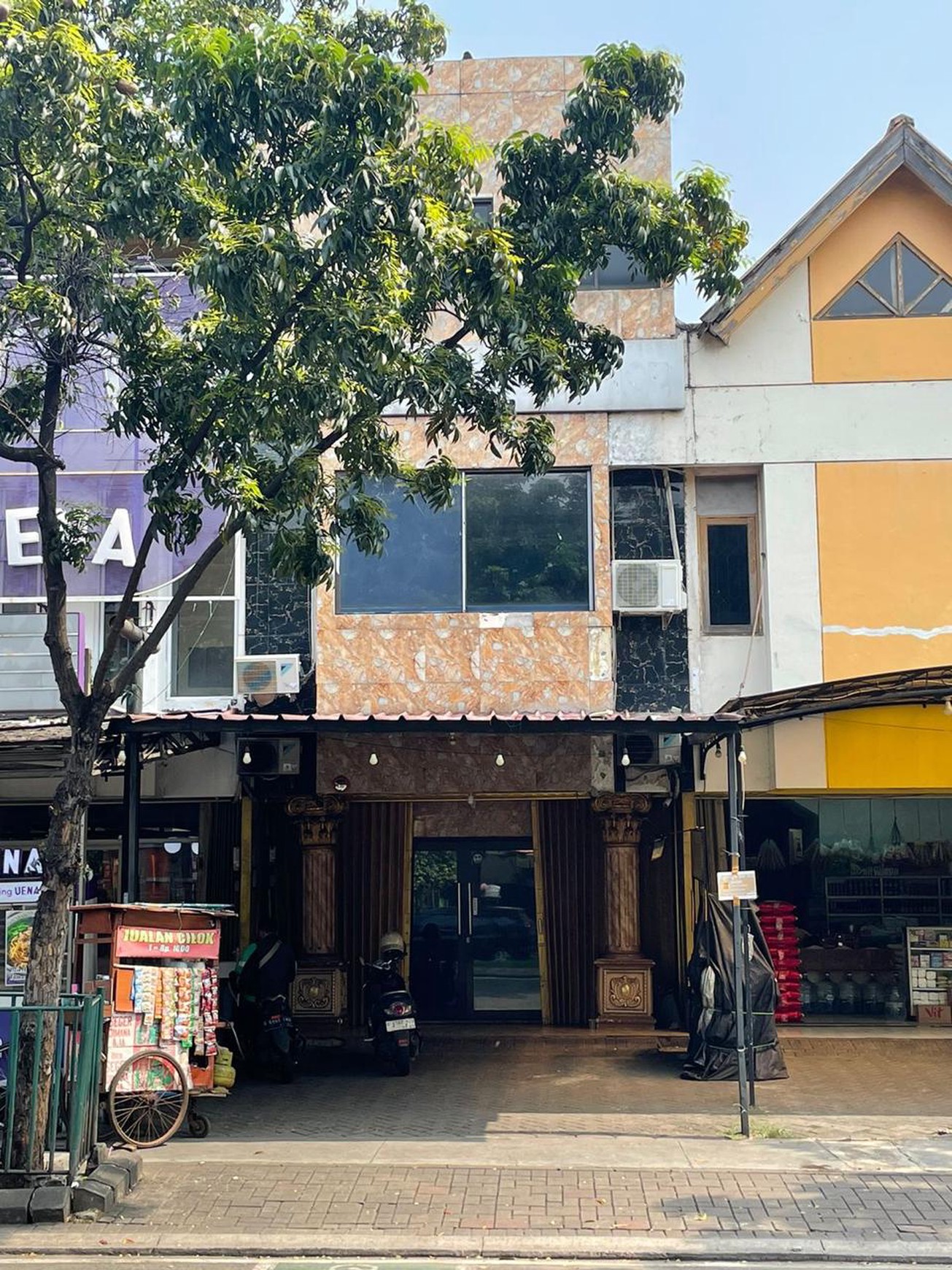Ruko Semi Furnished Siap Pakai Bagus dan Lokasi Strategis Pinggir Jalan Raya @Graha Raya