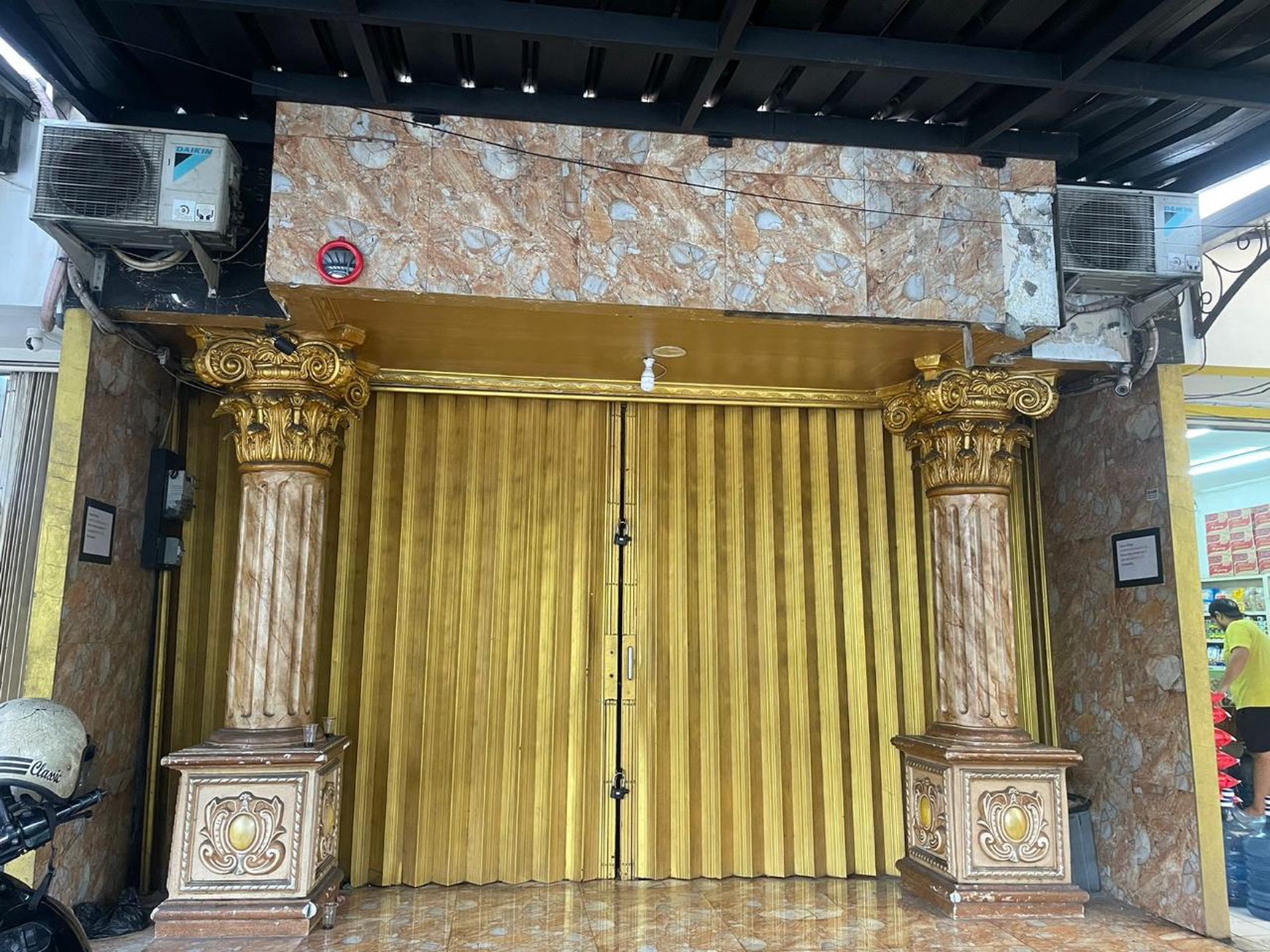 Ruko Semi Furnished Siap Pakai Bagus dan Lokasi Strategis Pinggir Jalan Raya @Graha Raya
