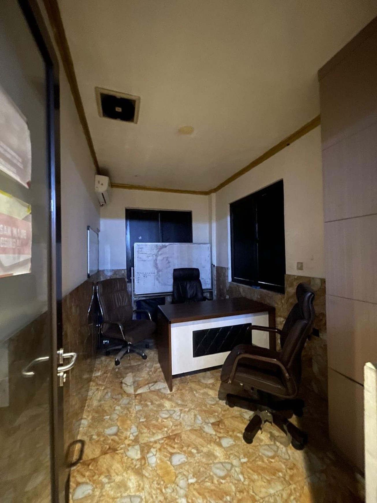Ruko Semi Furnished Siap Pakai Bagus dan Lokasi Strategis Pinggir Jalan Raya @Graha Raya