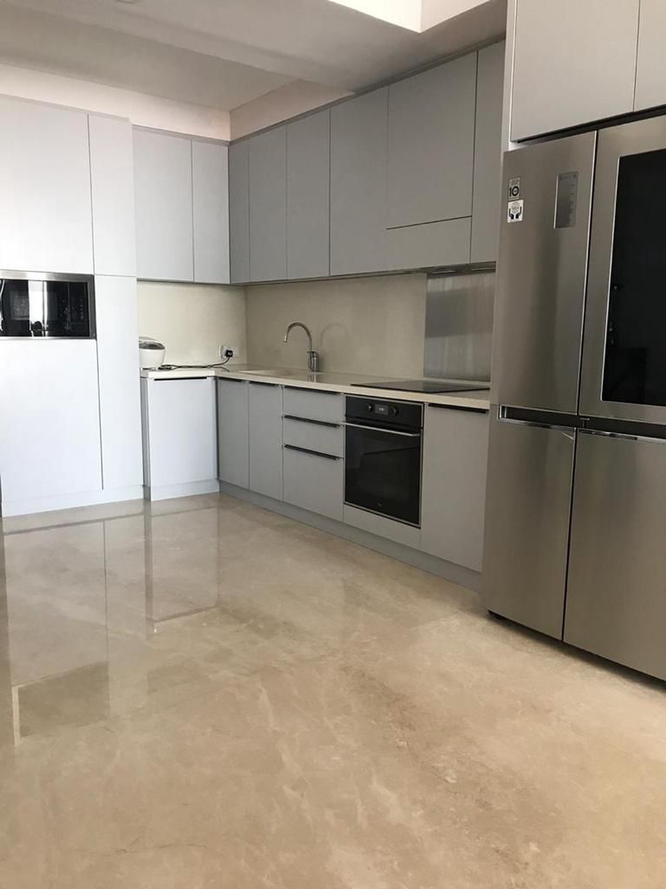 Dijual/ Disewakan Mewah Full Furnish Apartemen The Peak Tunjungan Plaza Mall 5