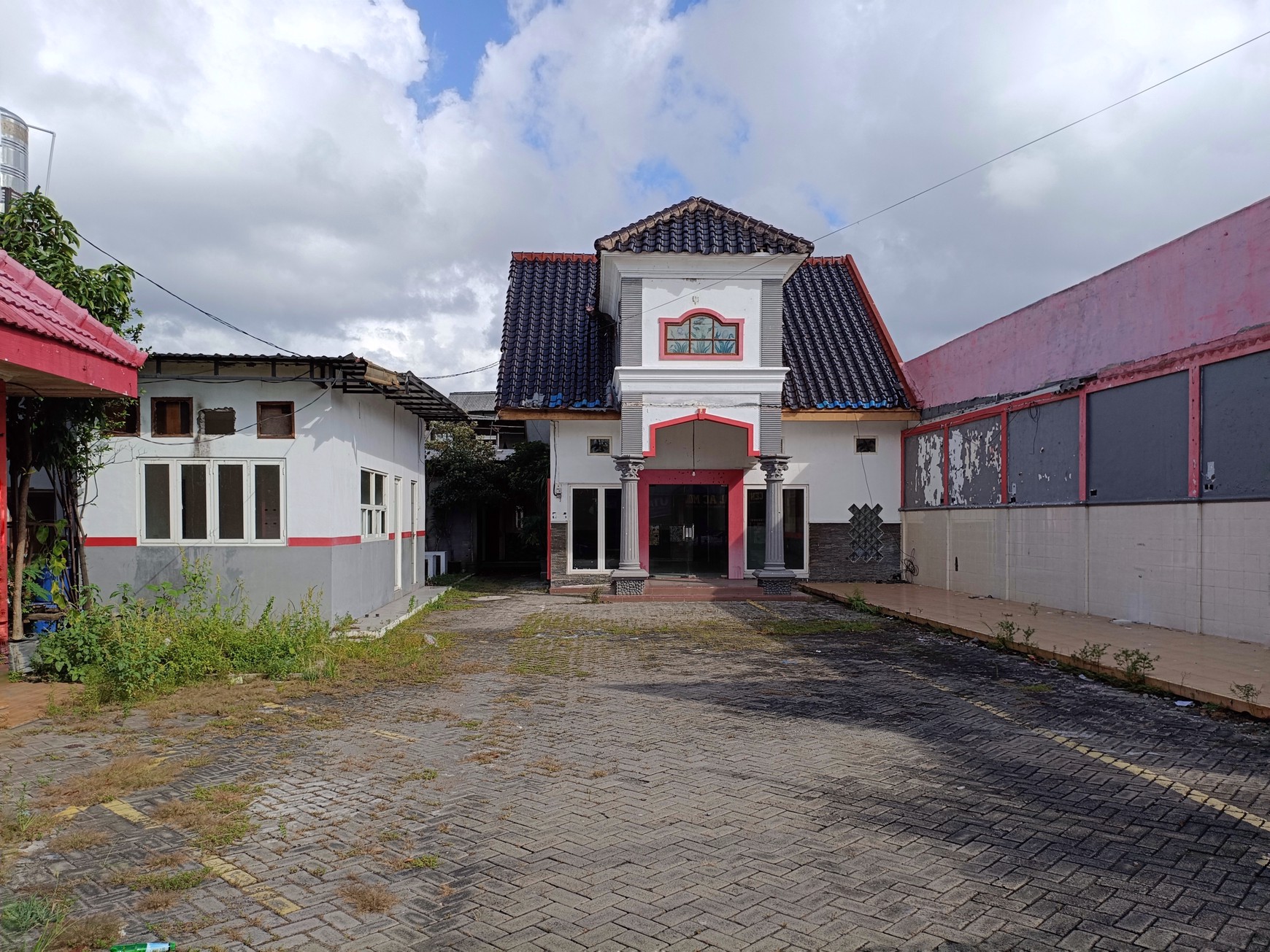 Tanah Dan Bangunan Komersial Murah 0 Jalan Raya, Waru, Sidoarjo.