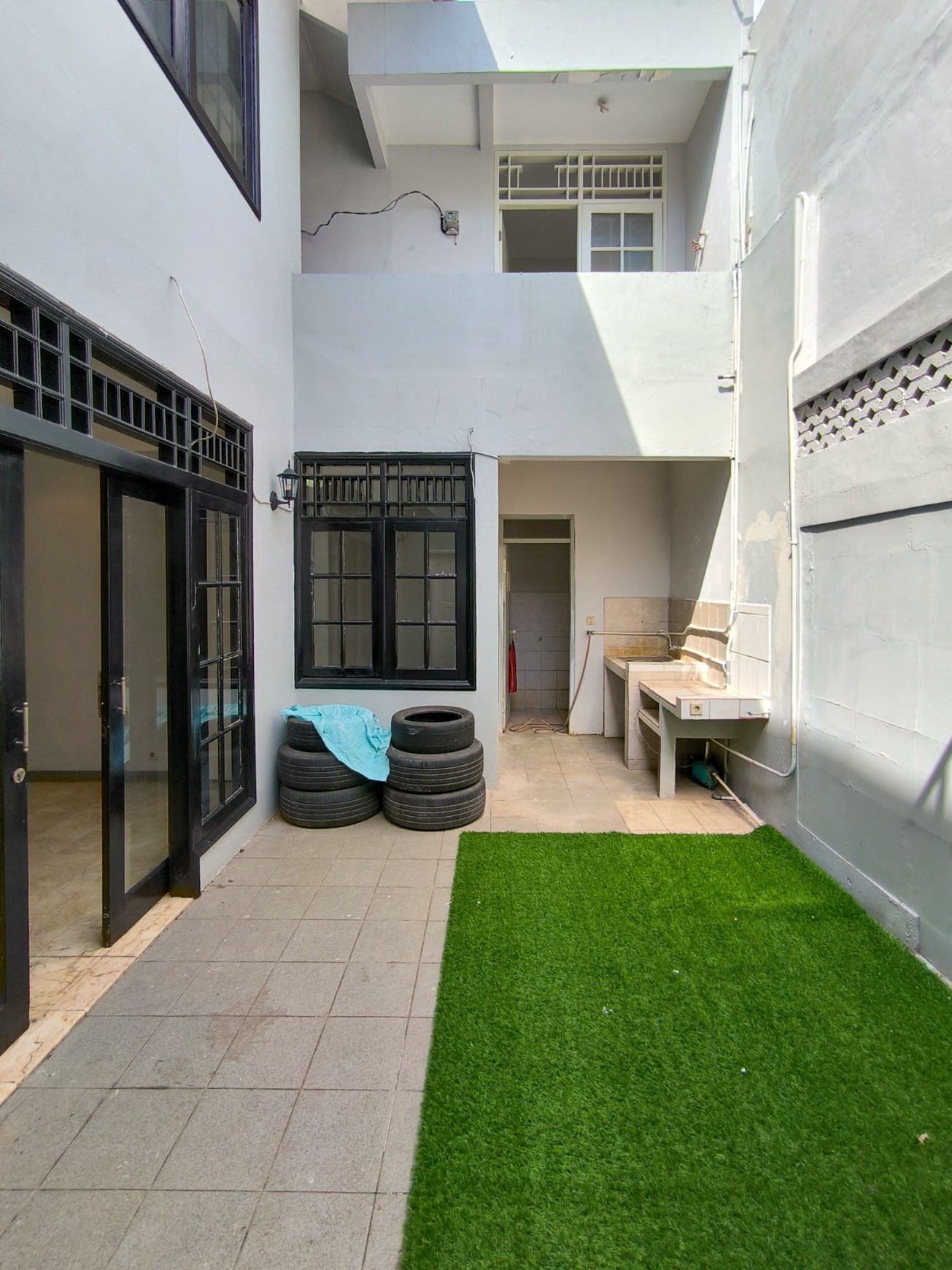 Rumah 2 lantai,jajan dipinggir jalan,dekat kampus stan di Bintaro Jaya 5