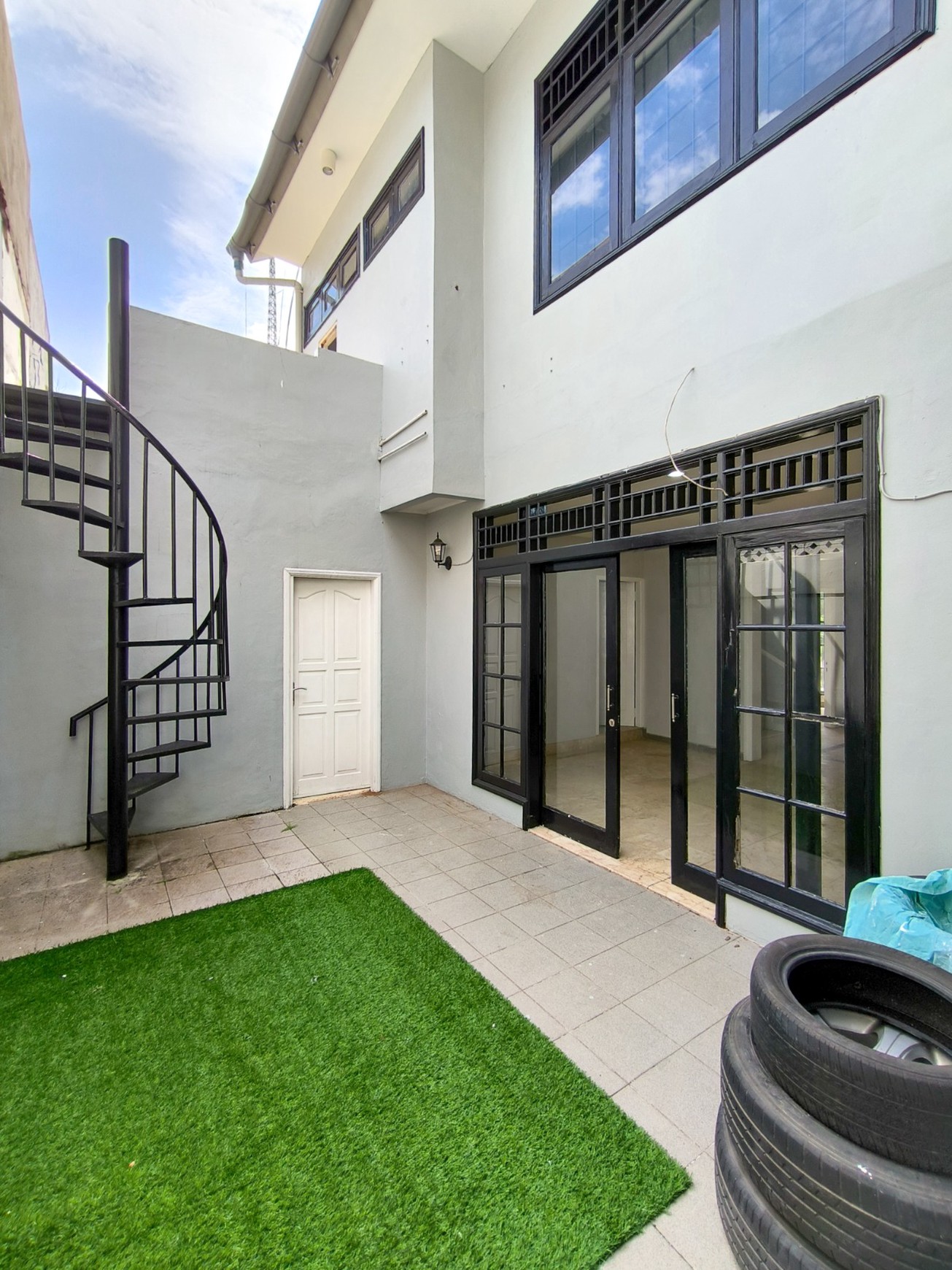 Rumah 2 lantai,jajan dipinggir jalan,dekat kampus stan di Bintaro Jaya 5