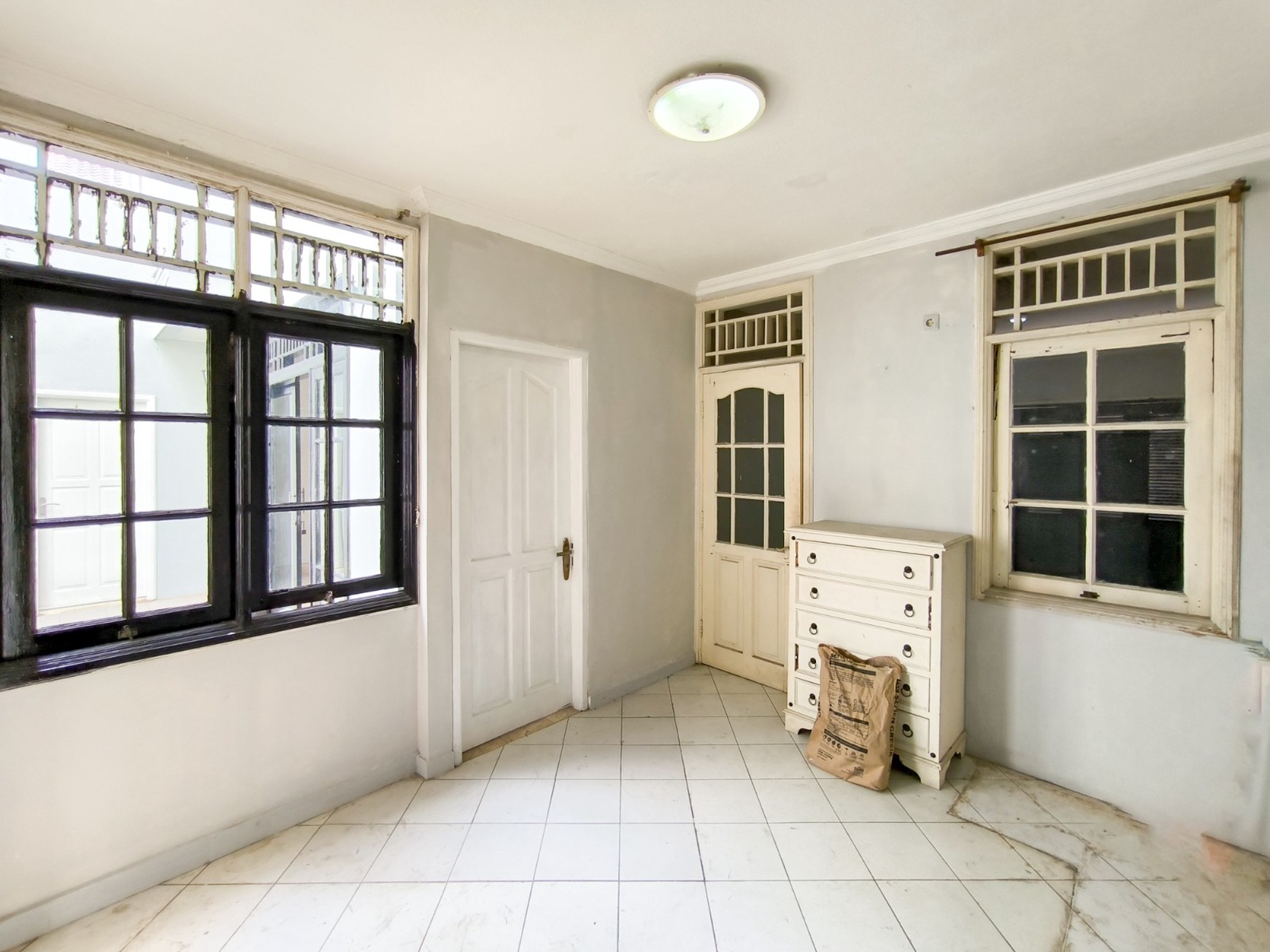 Rumah 2 lantai,jajan dipinggir jalan,dekat kampus stan di Bintaro Jaya 5