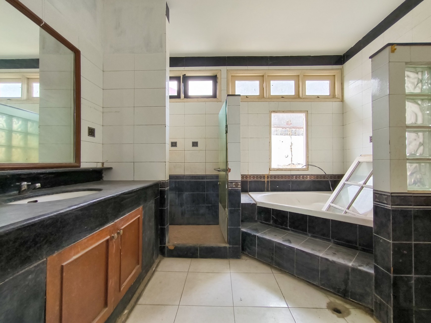 Rumah 2 lantai,jajan dipinggir jalan,dekat kampus stan di Bintaro Jaya 5