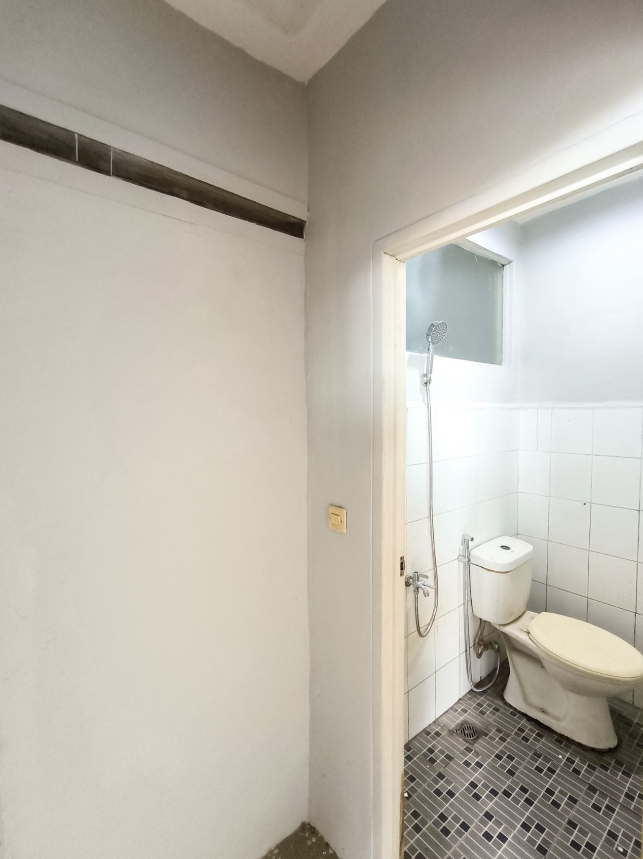 Rumah 2 lantai,jajan dipinggir jalan,dekat kampus stan di Bintaro Jaya 5