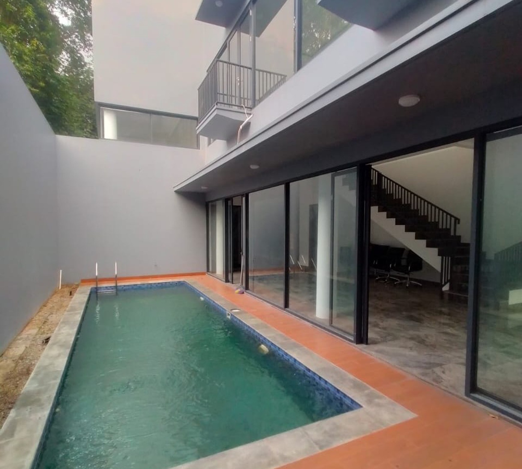 DIJUAL RUMAH 2 LANTAI - BRAND NEW MODERN DI KOMPLEK PERUMAHAN, PONDOK LABU - CILANDAK JAKARTA SELATAN