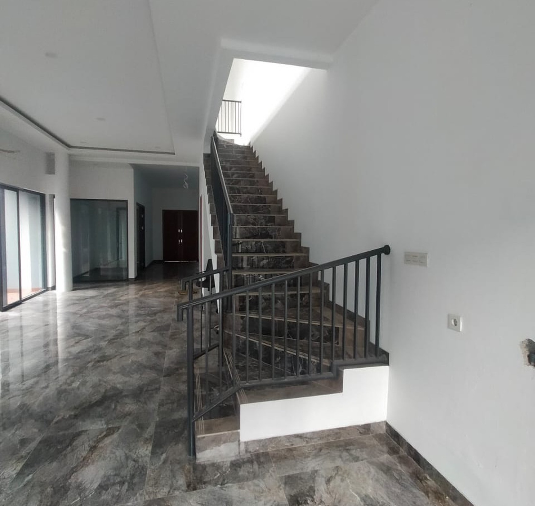 DIJUAL RUMAH 2 LANTAI - BRAND NEW MODERN DI KOMPLEK PERUMAHAN, PONDOK LABU - CILANDAK JAKARTA SELATAN