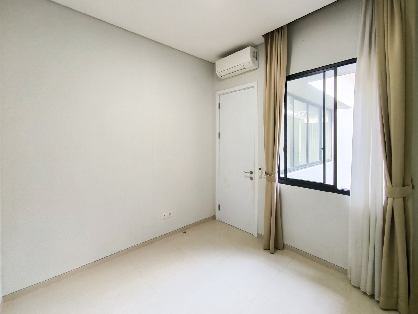 Rumah Asri dgn Smart lock system di Discovery Amore Bintaro