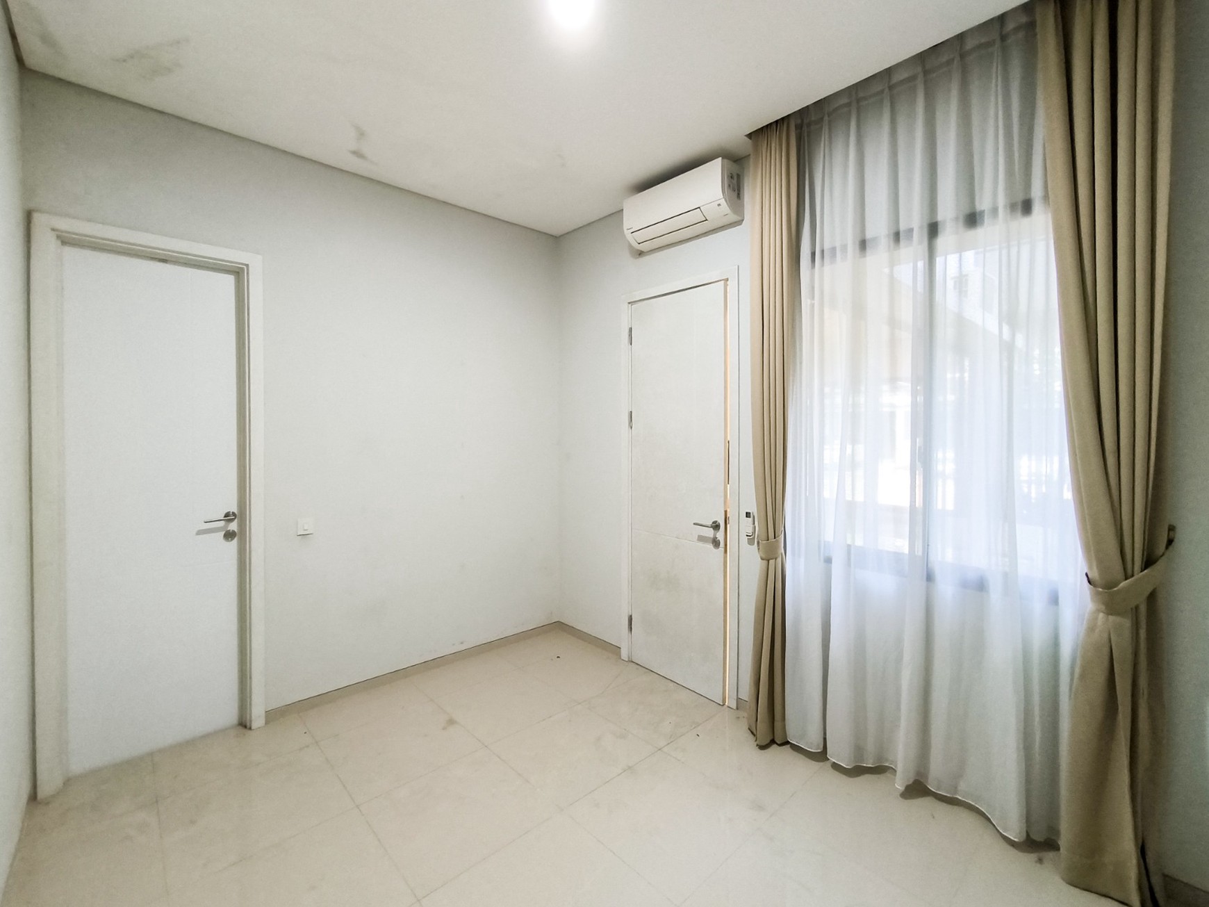 Rumah Asri dgn Smart lock system di Discovery Amore Bintaro