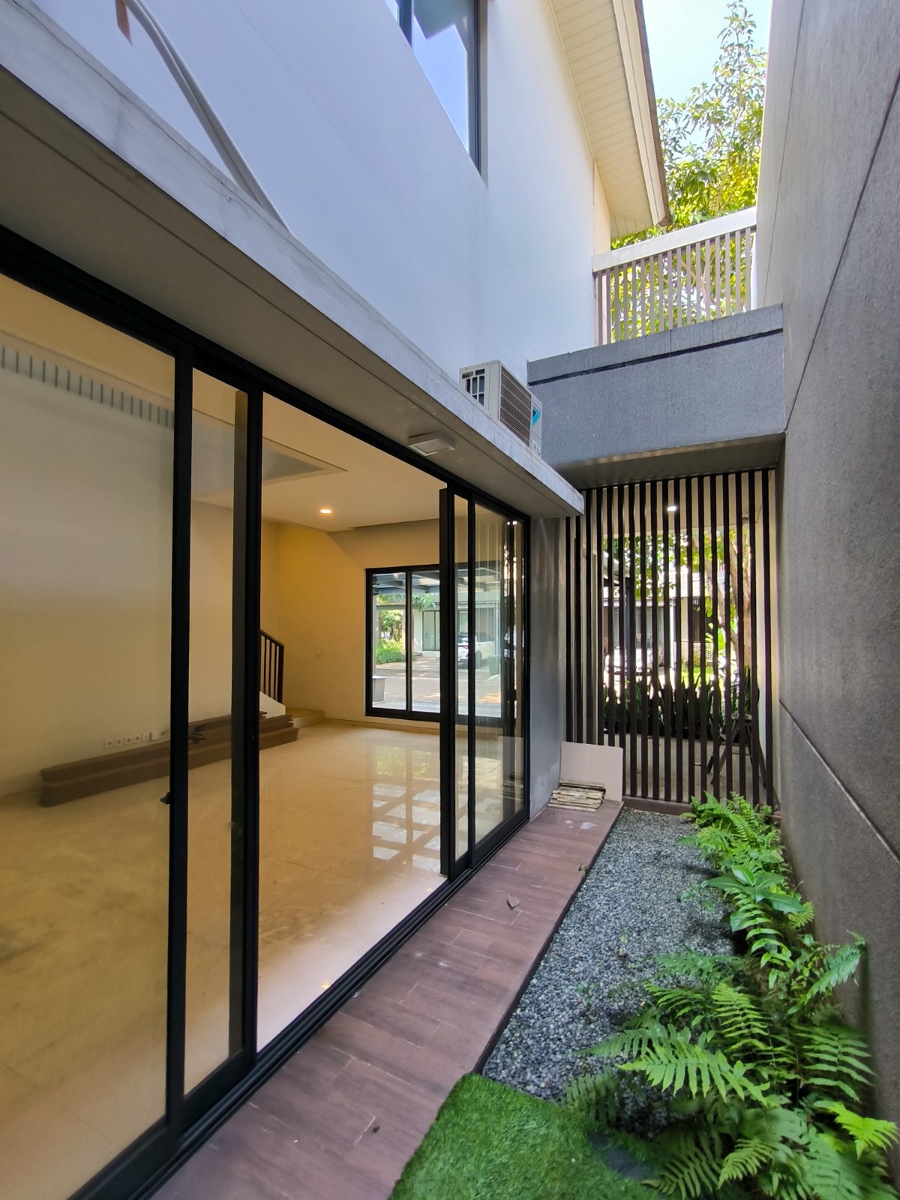 Rumah Asri dgn Smart lock system di Discovery Amore Bintaro