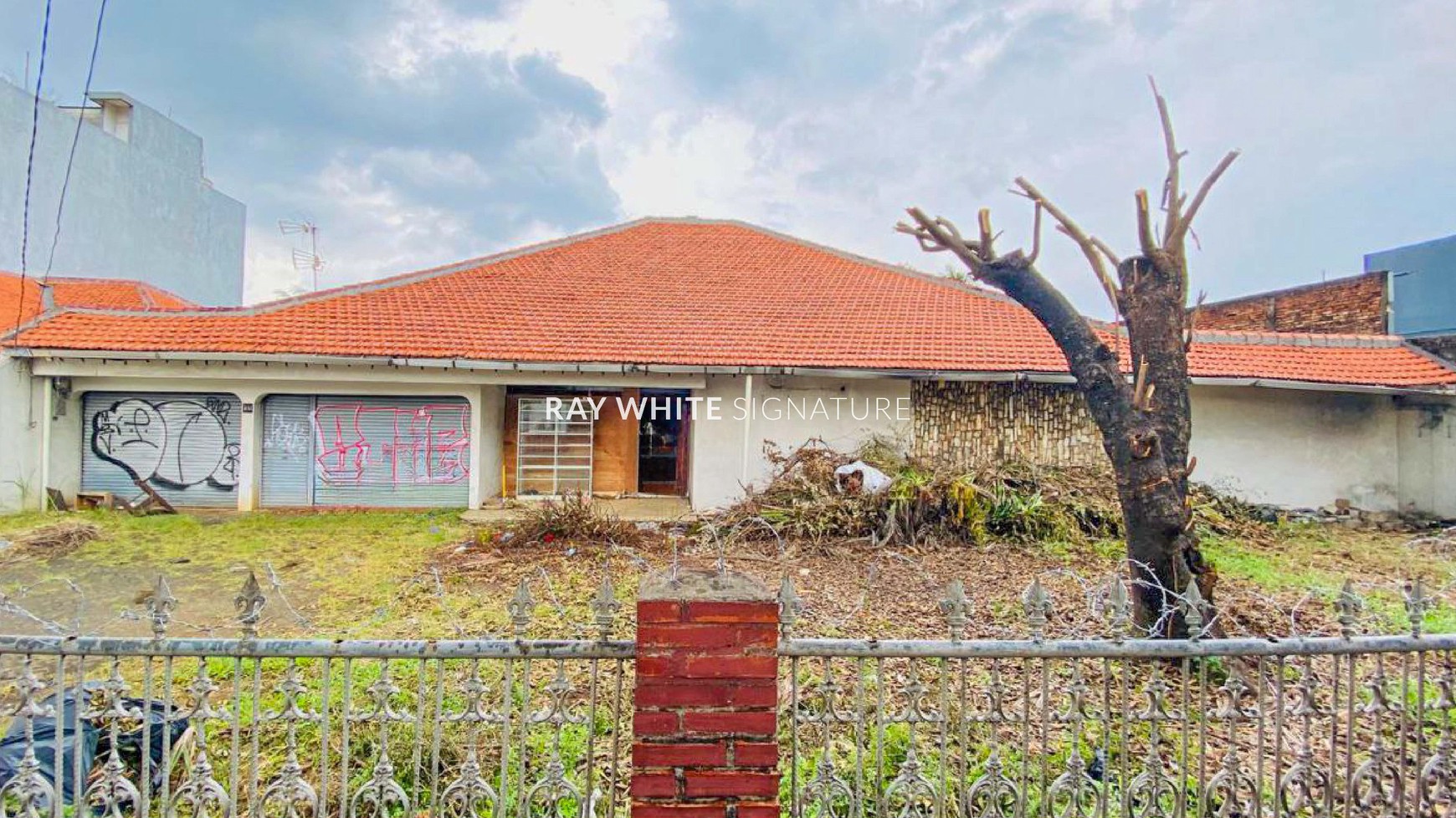 Rumah Tua Cocok Untuk Bisnis di Jl Jatiwaringin Raya