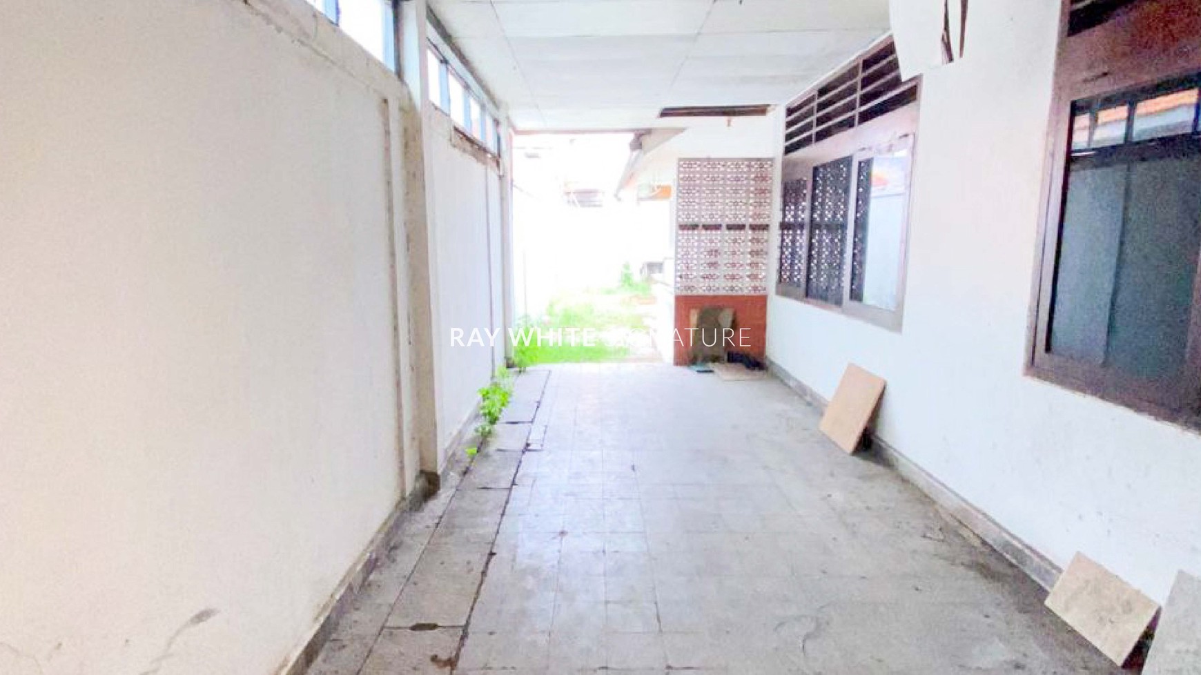Rumah Tua Cocok Untuk Bisnis di Jl Jatiwaringin Raya