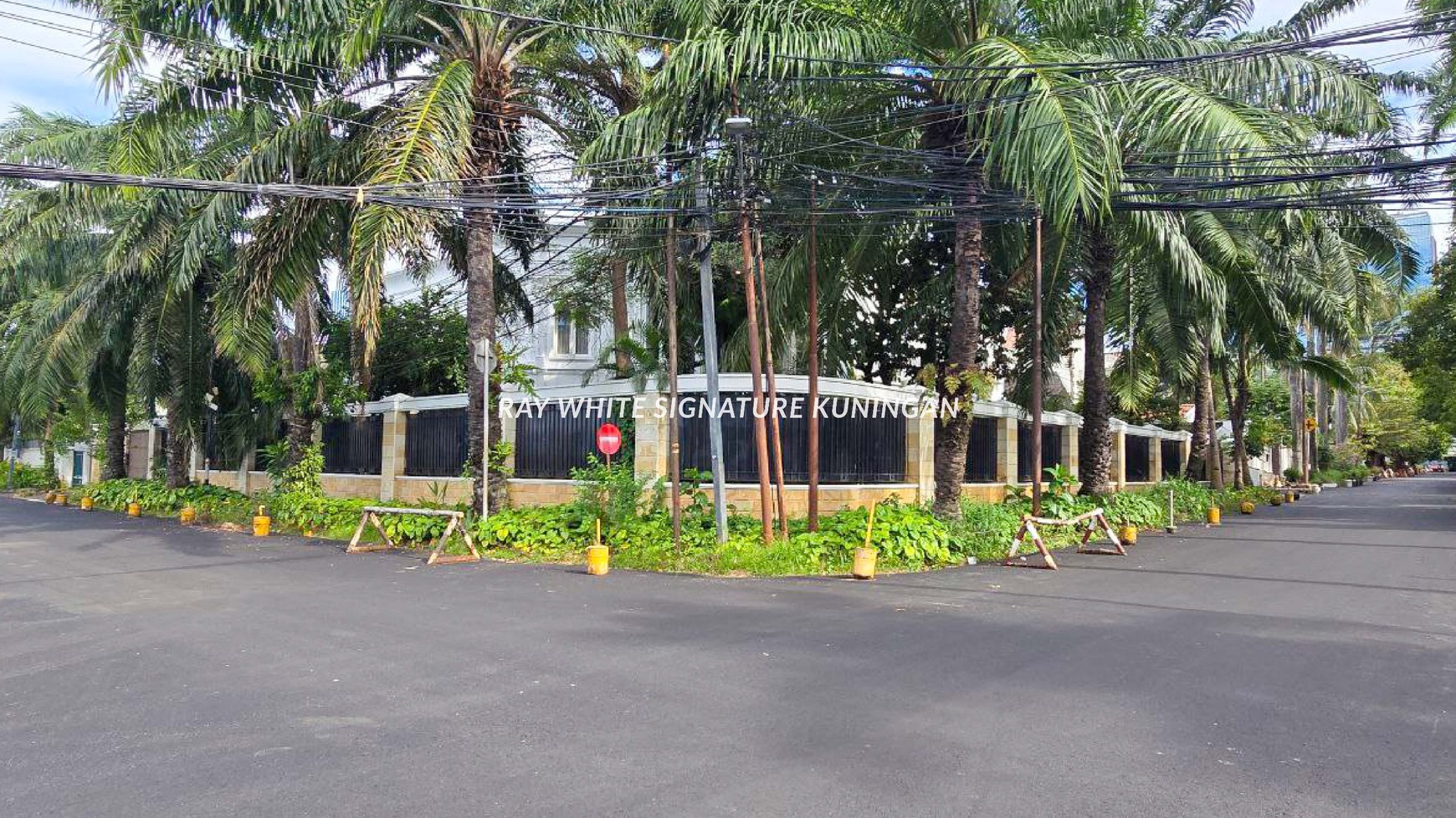 Rumah Mewah 2 Lantai Lokasi Prime di Jl Patra Kuningan Raya