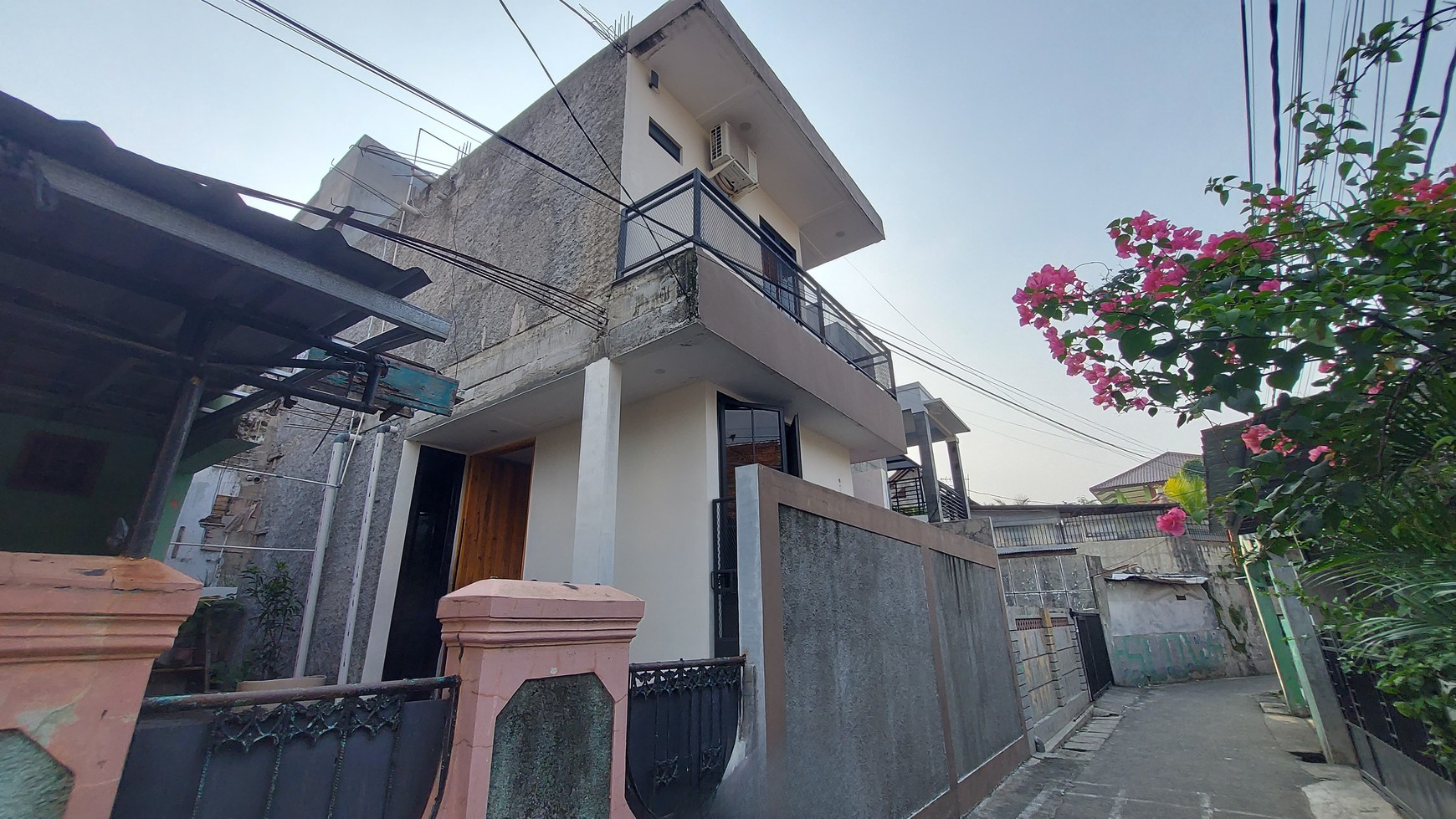 Rumah Hook Daerah Kebon Baru Tebet Jakarta Selatan plus Kontrakan