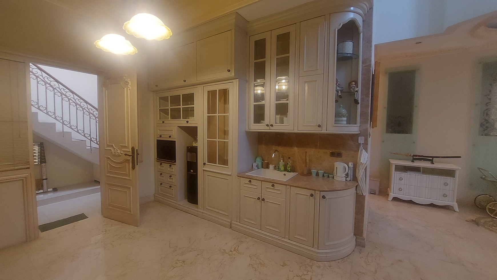 Rumah Mewah Full Furnish di Daerah Kebayoran Baru - Gandaria Utara