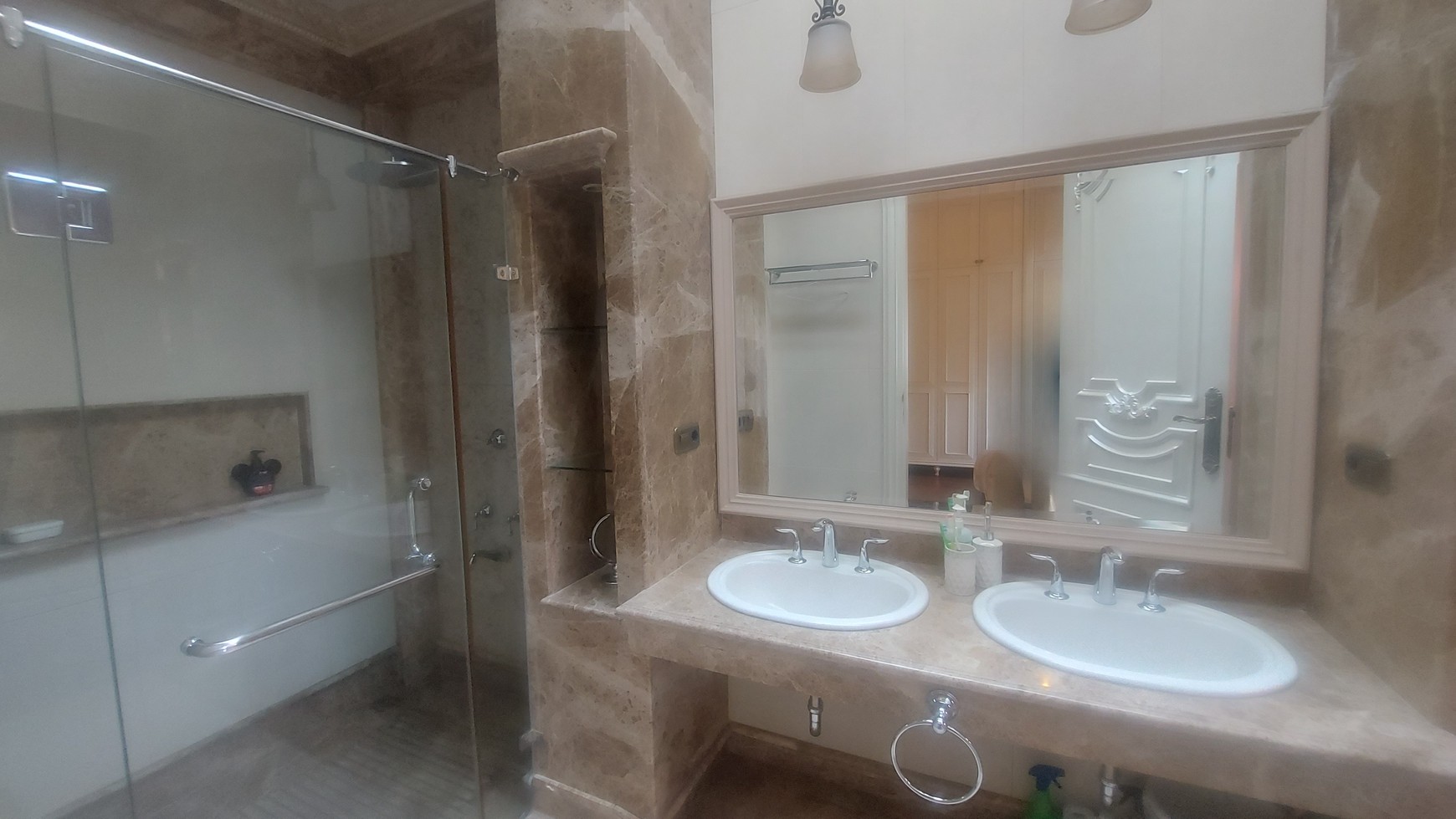 Rumah Mewah Full Furnish di Daerah Kebayoran Baru - Gandaria Utara