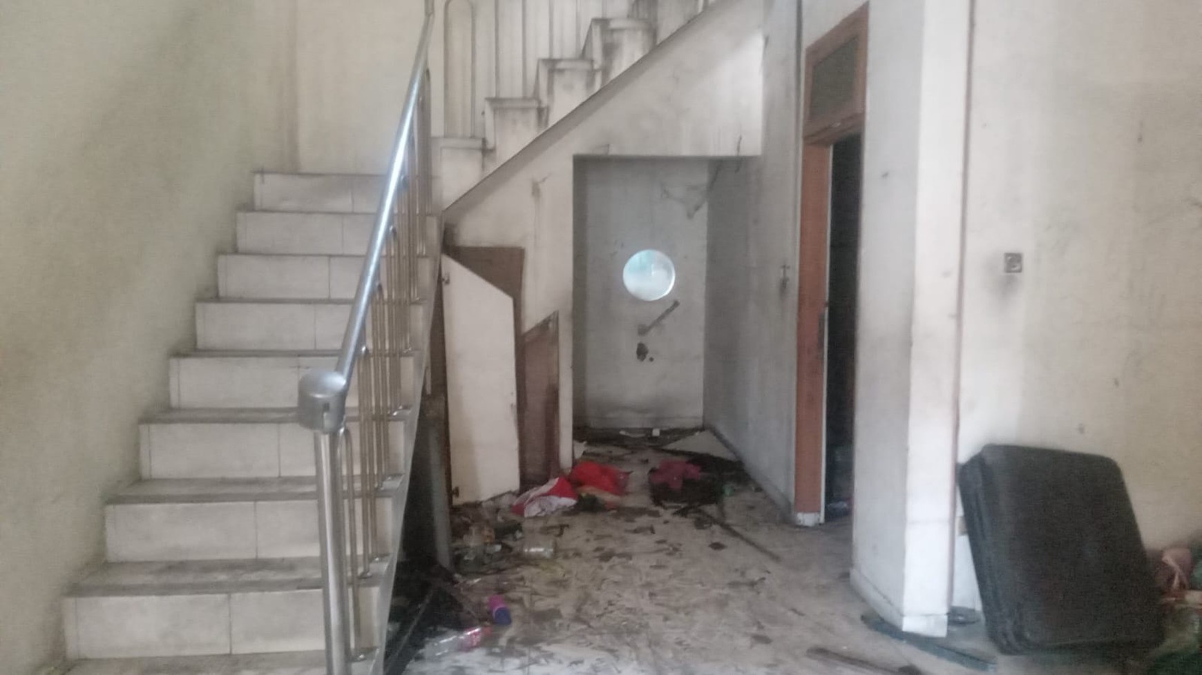 Di jual cepat rumah 2 lantai di jalan duri raya Kebun Jeruk Jakarta Barat